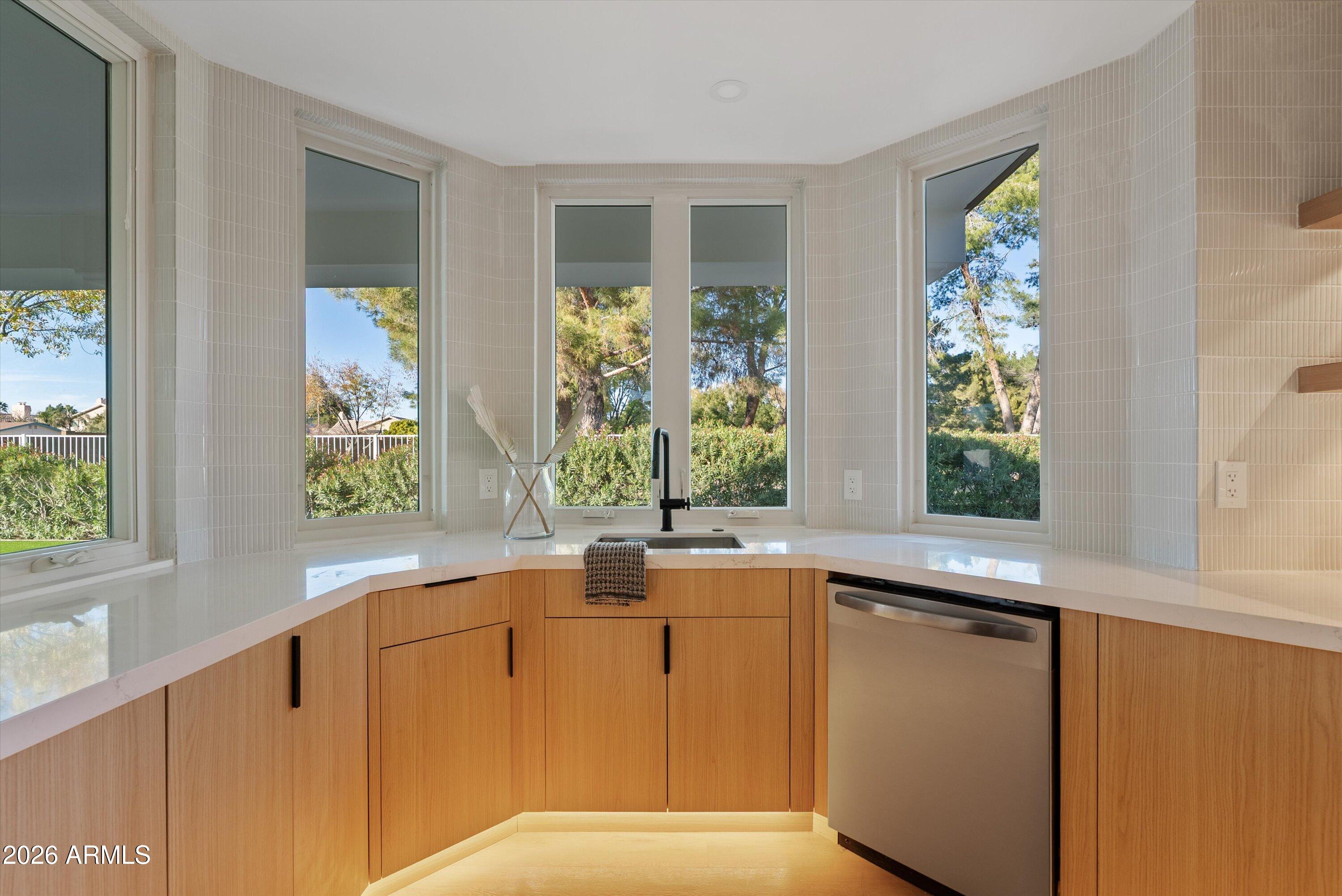 4928 E PARADISE Lane