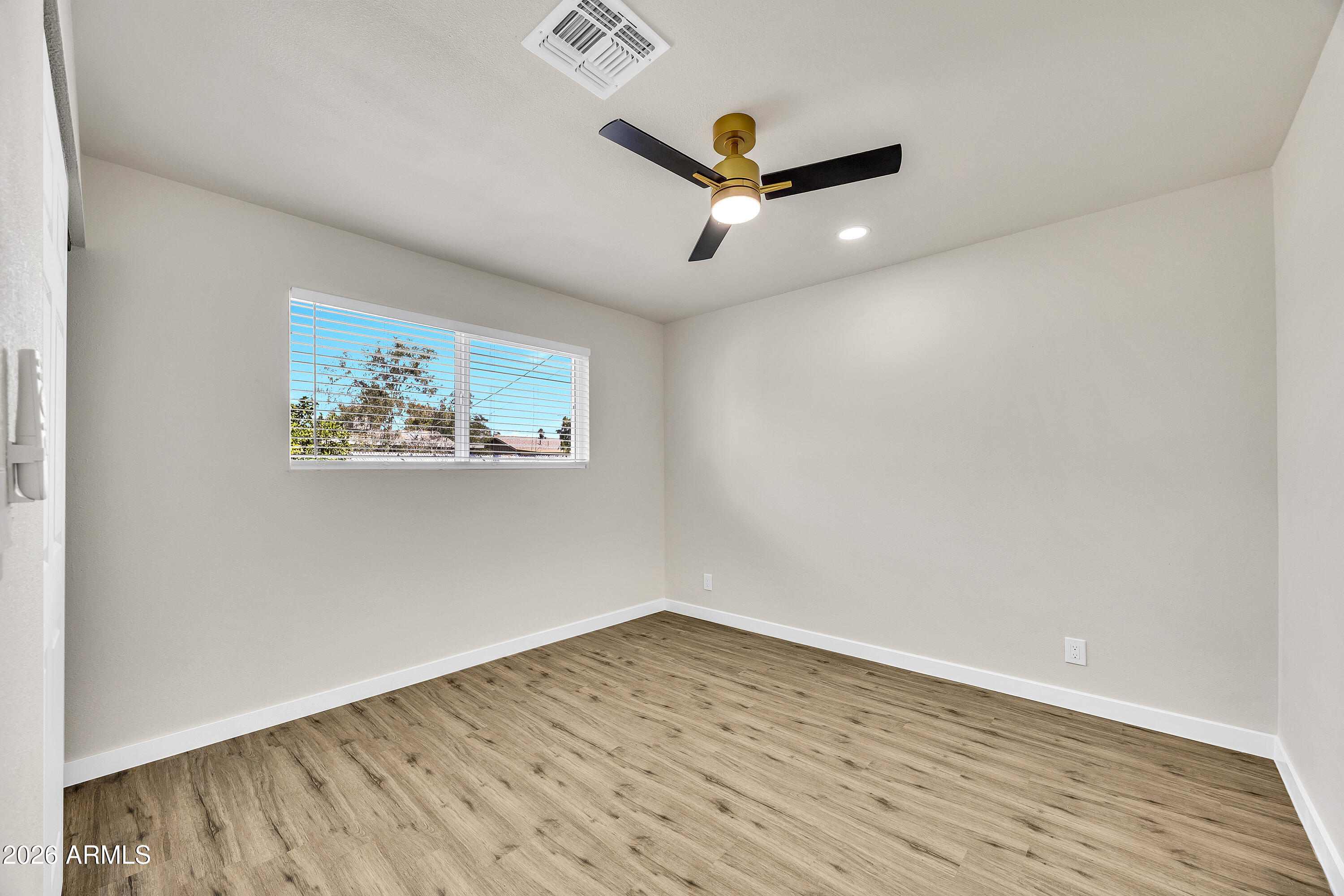 7256 E MCKELLIPS Road