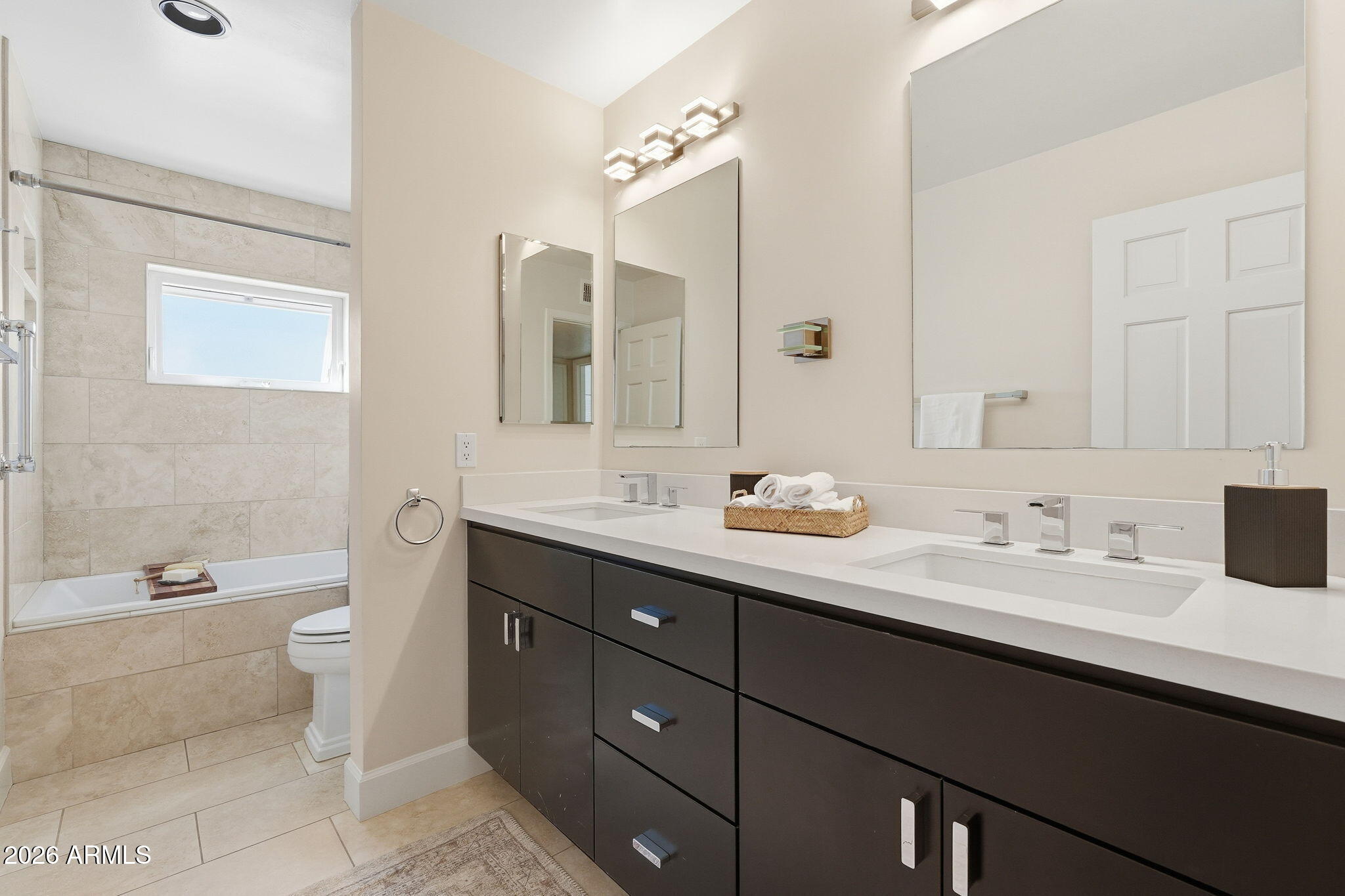 8121 E DEL PLOMO Drive