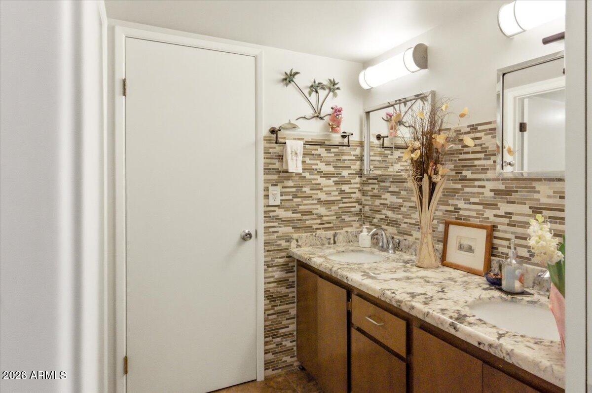 5301 W VERNON Avenue