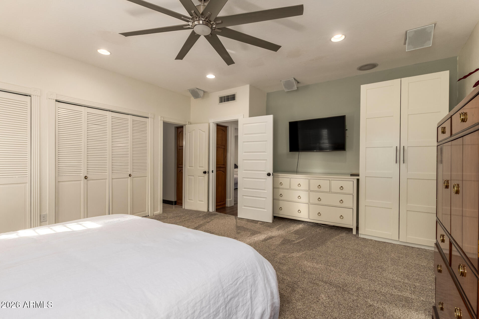 2912 E HOUSTON Avenue