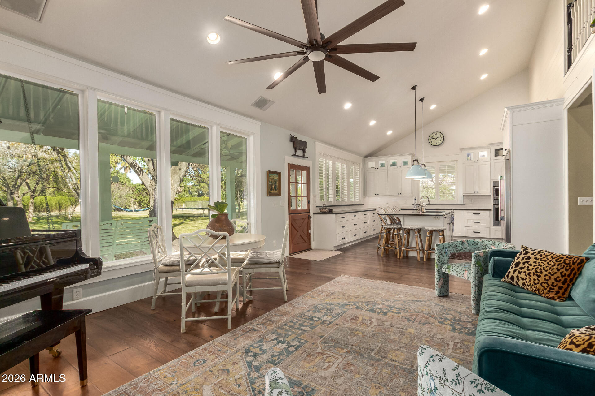 2912 E HOUSTON Avenue