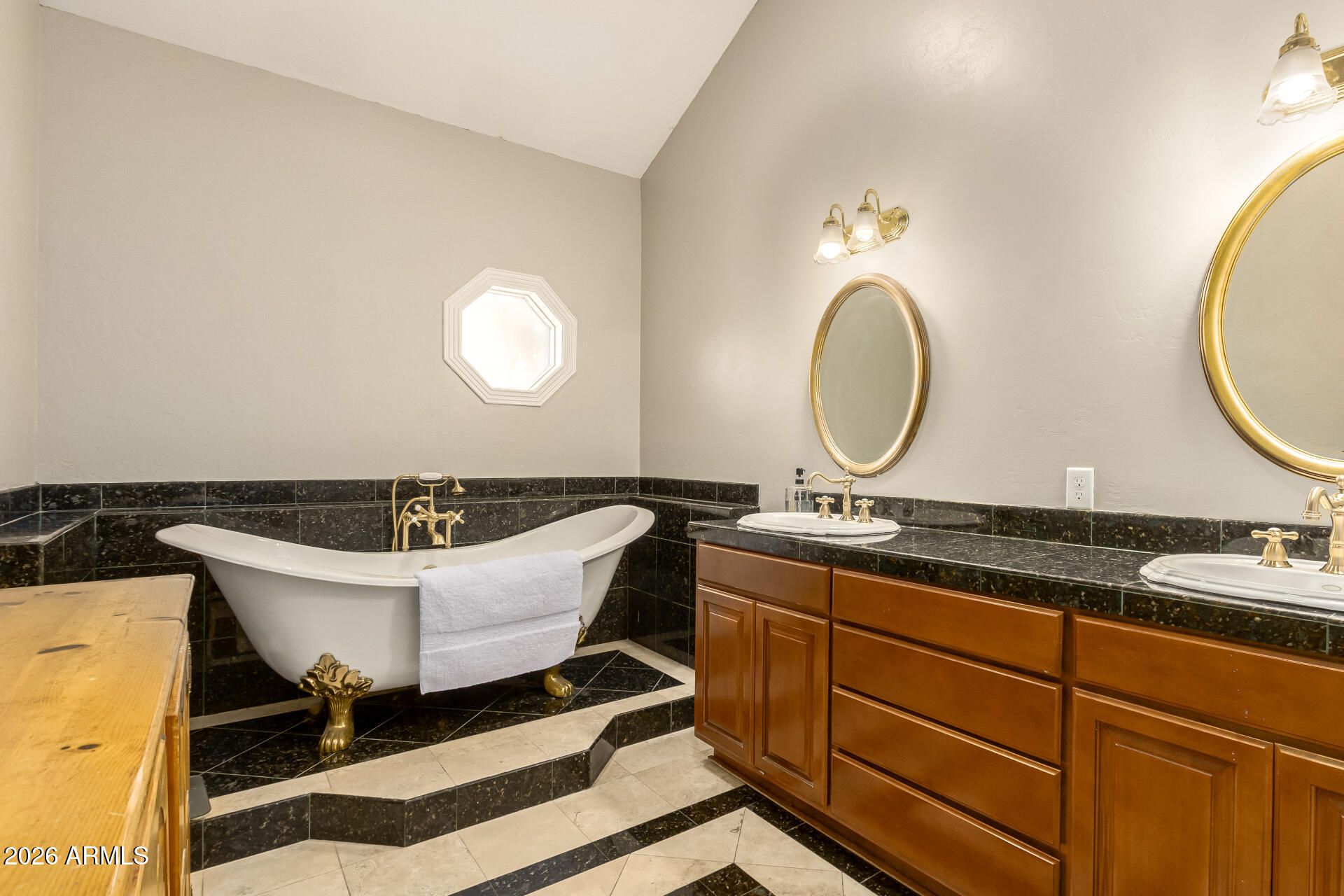 2912 E HOUSTON Avenue