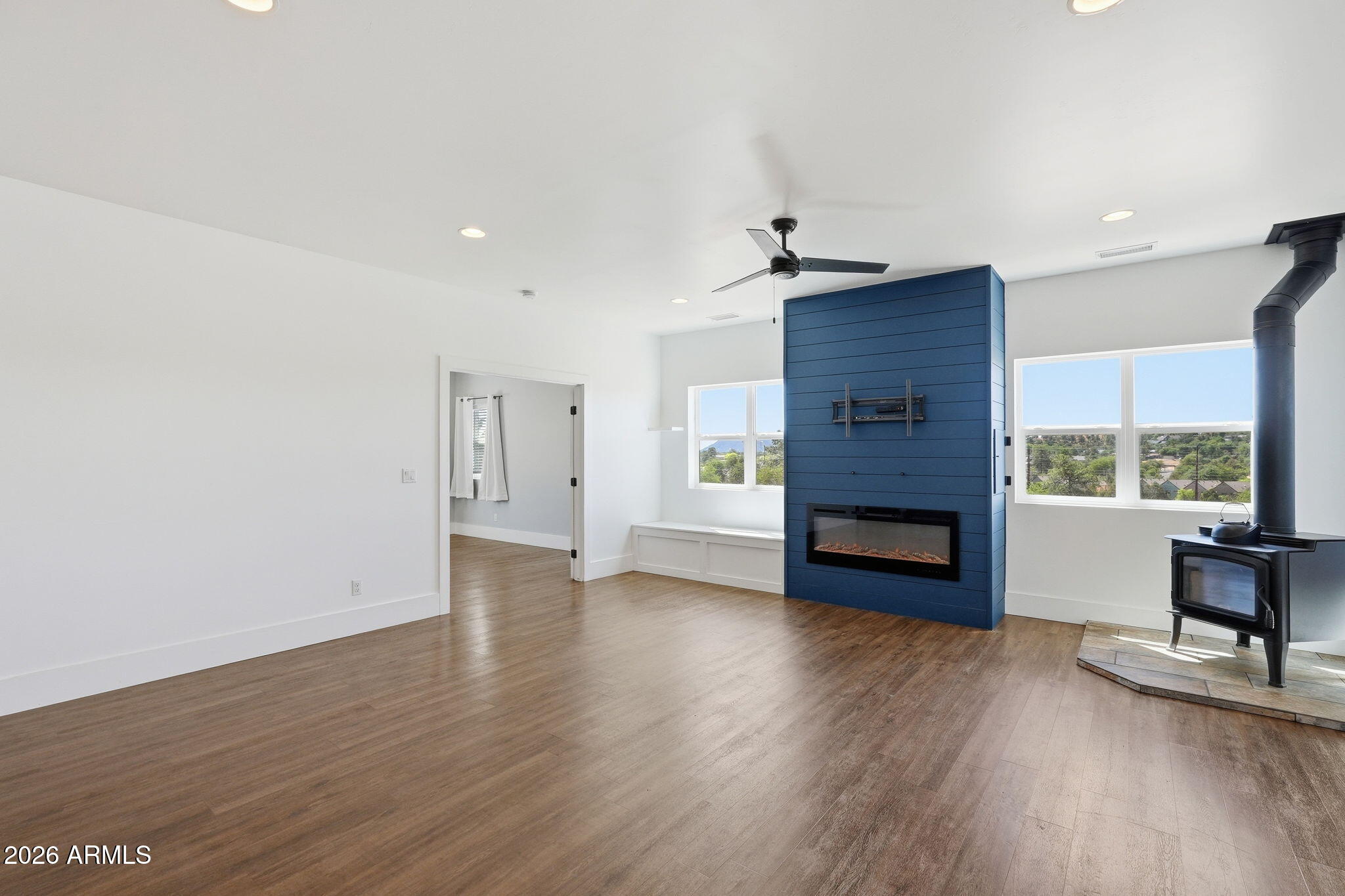 102 N Lookout Point