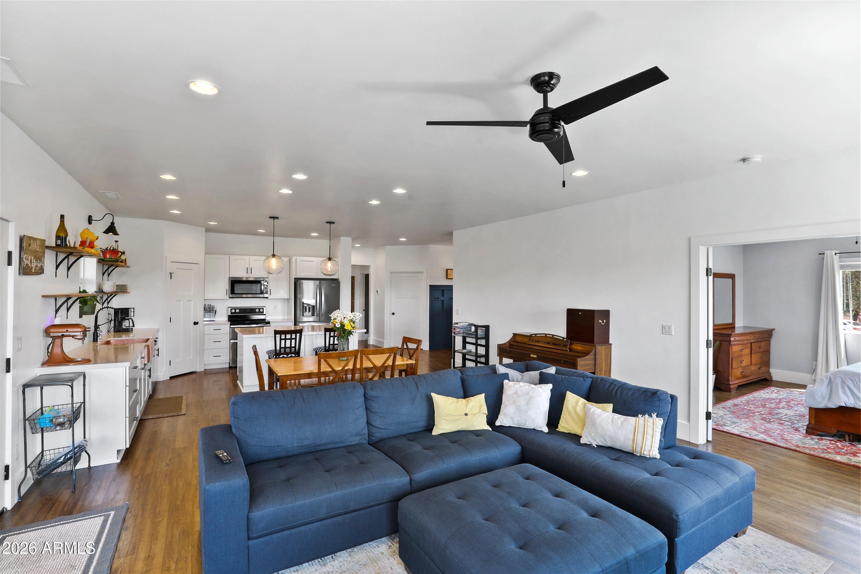 102 N Lookout Point