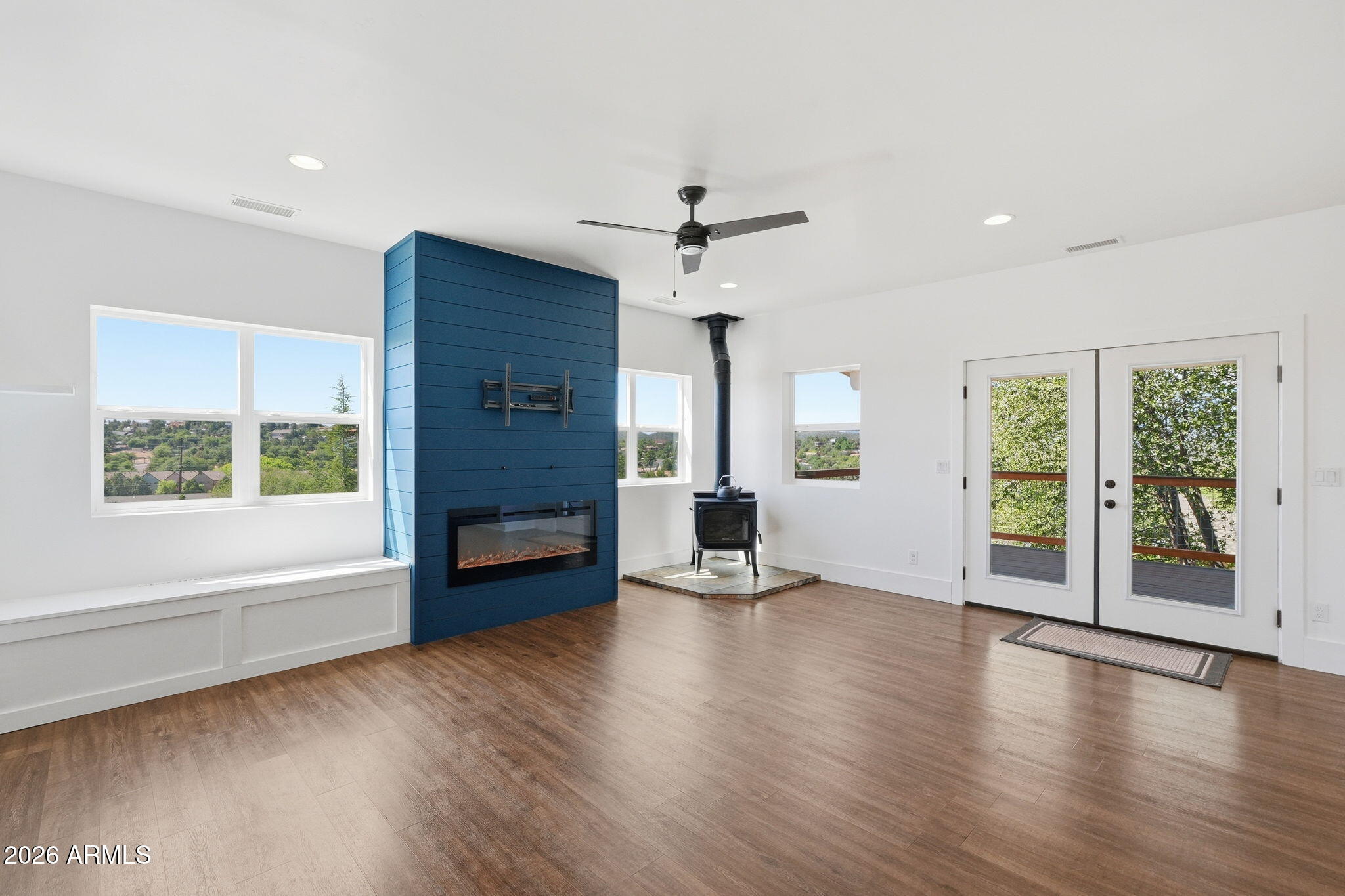 102 N Lookout Point