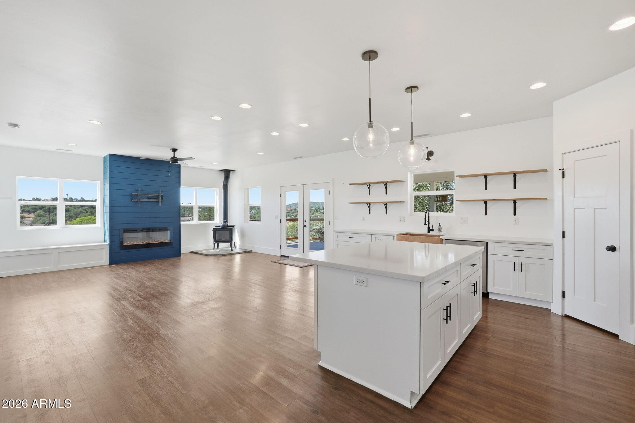 102 N Lookout Point