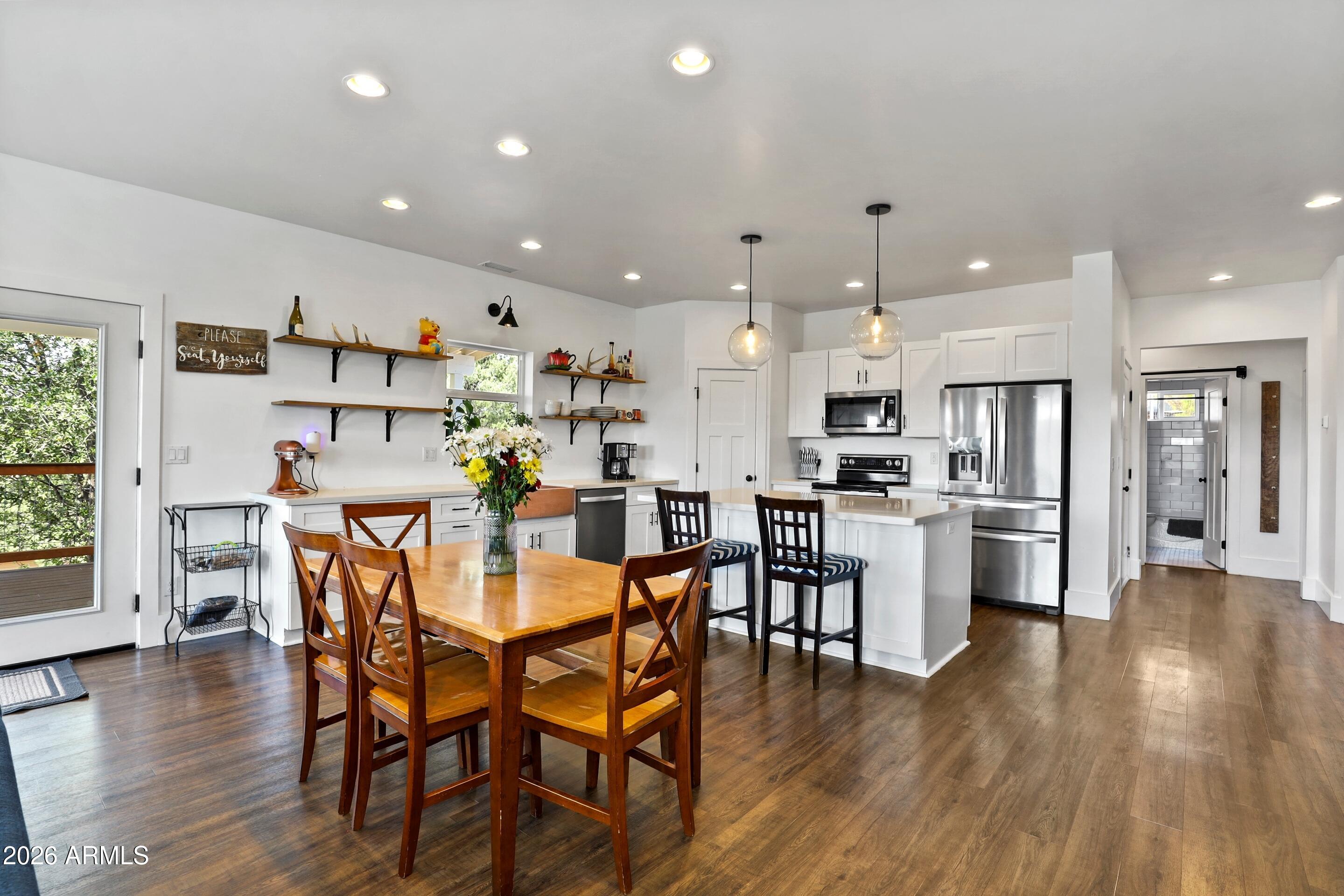 102 N Lookout Point