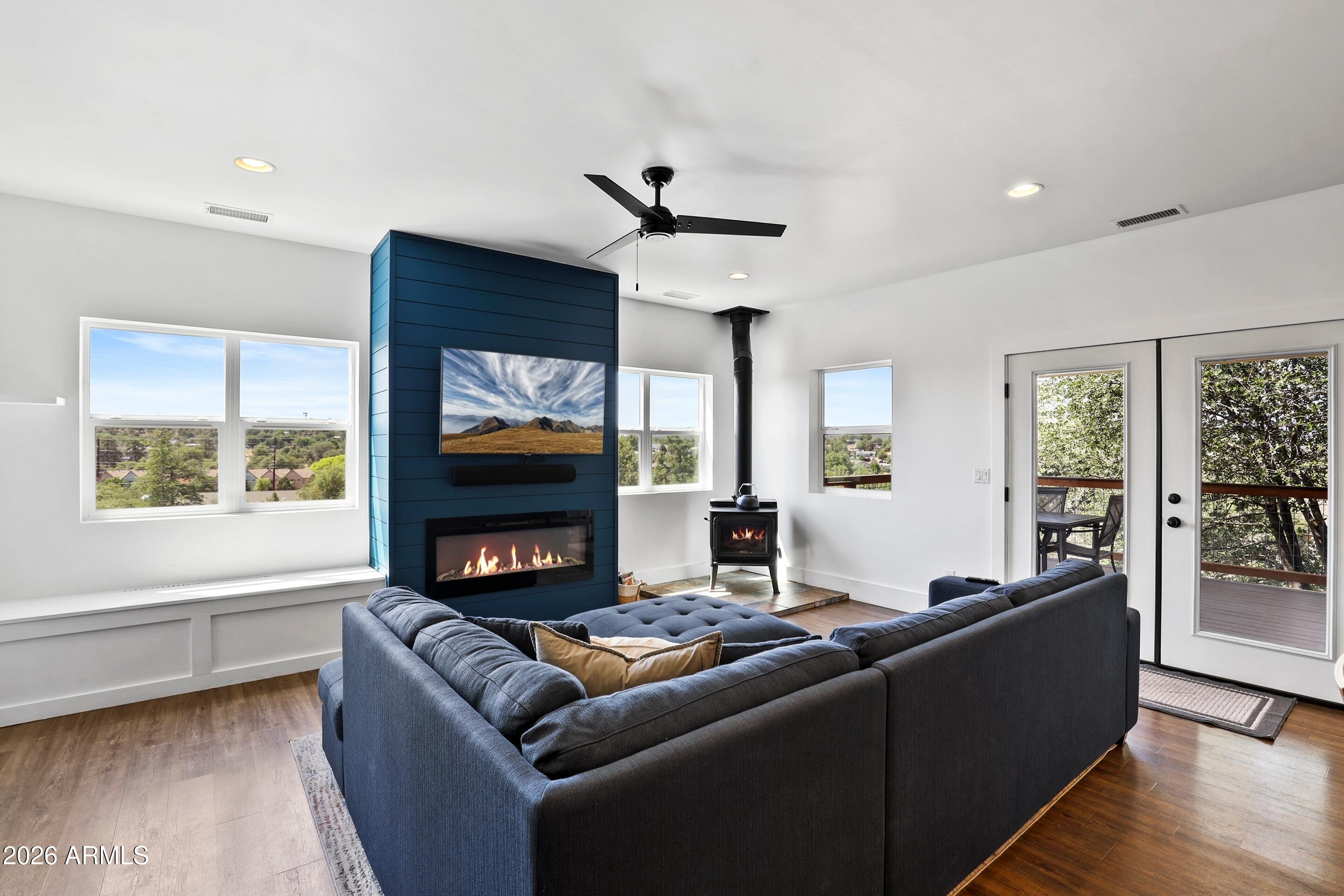 102 N Lookout Point