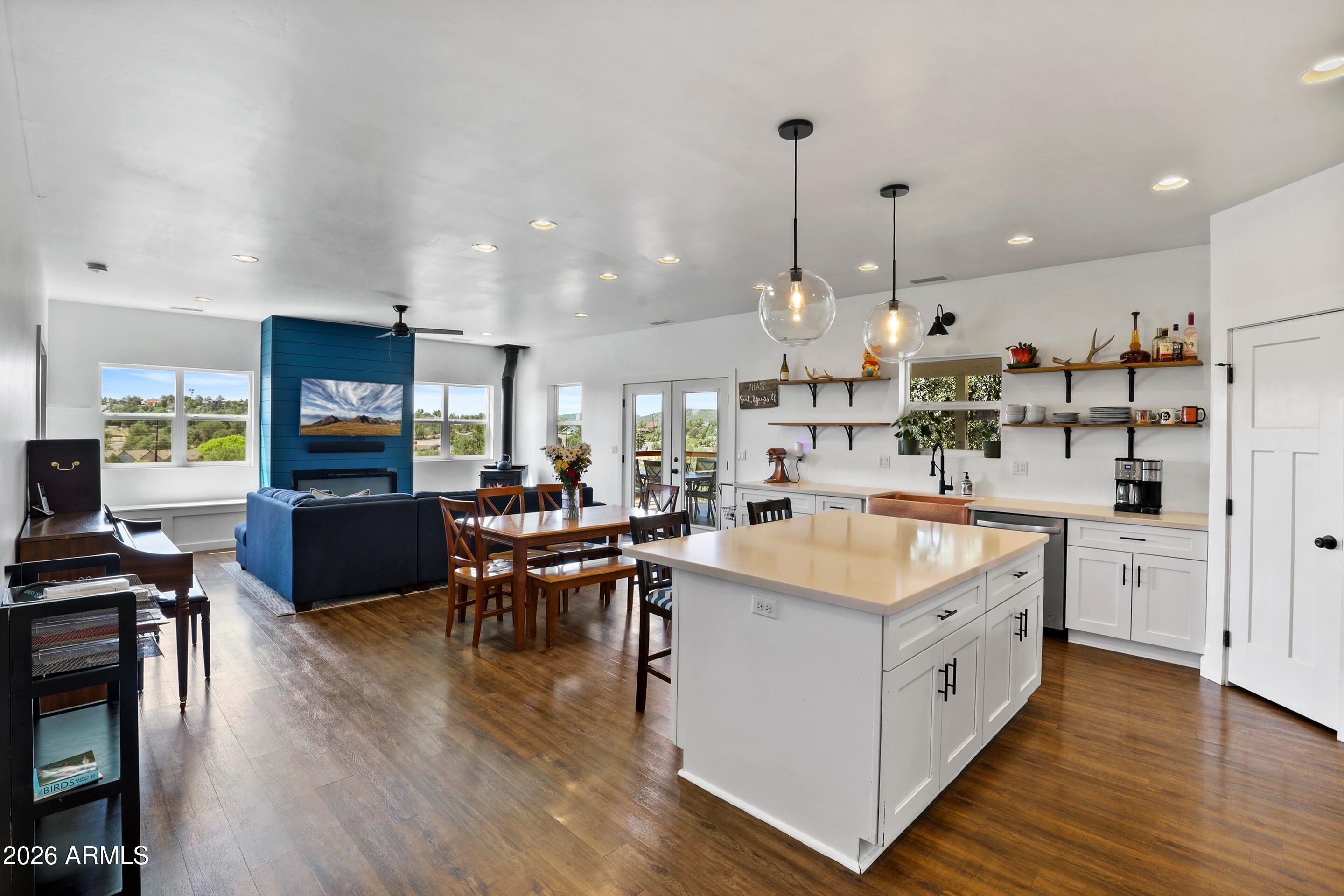 102 N Lookout Point