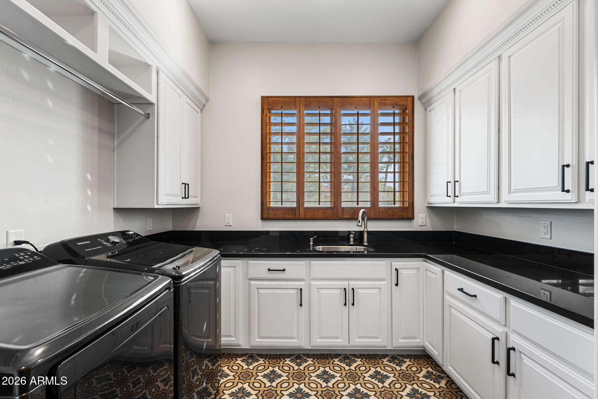 2527 E BEECHNUT Court