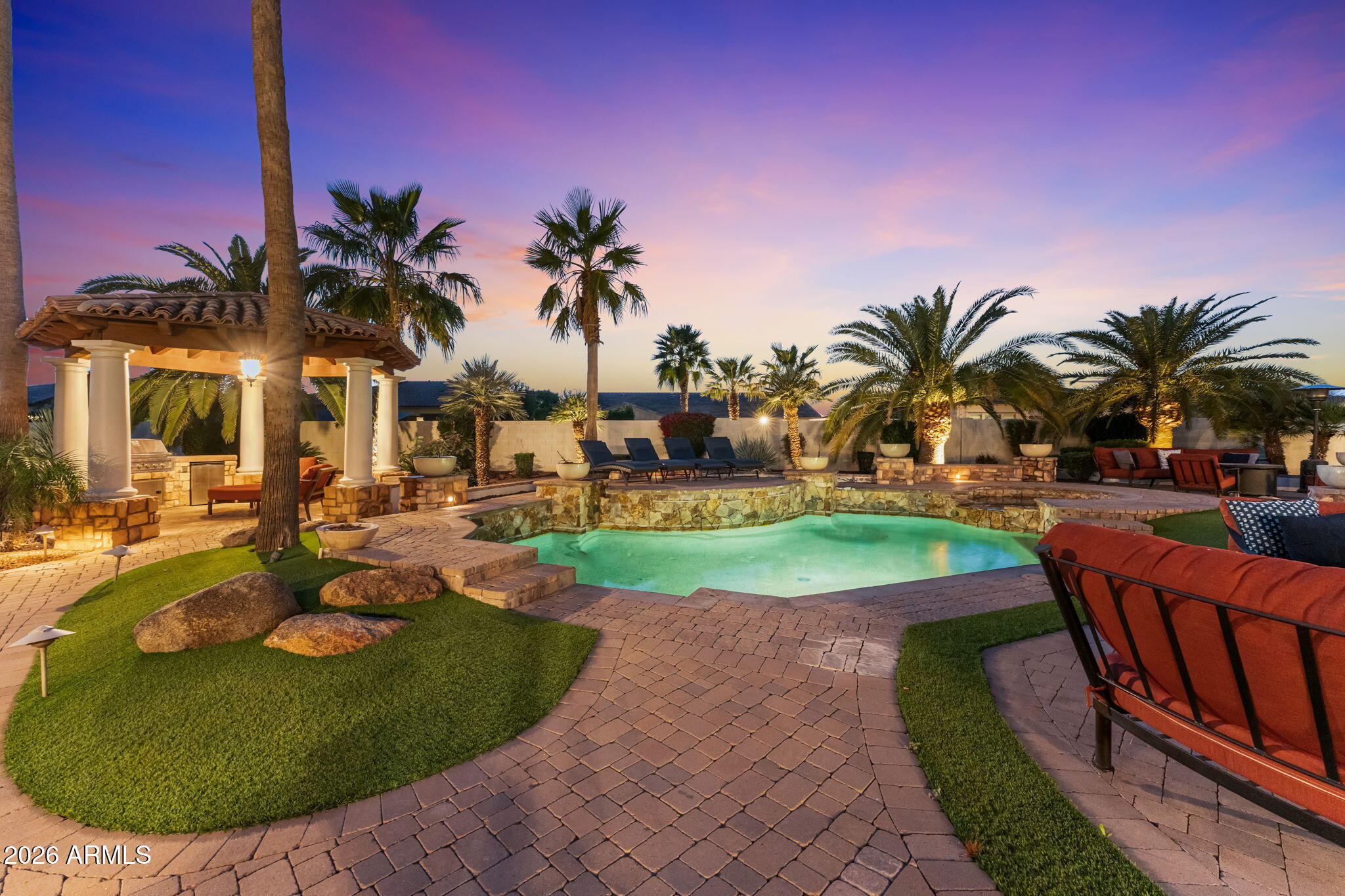 2527 E BEECHNUT Court