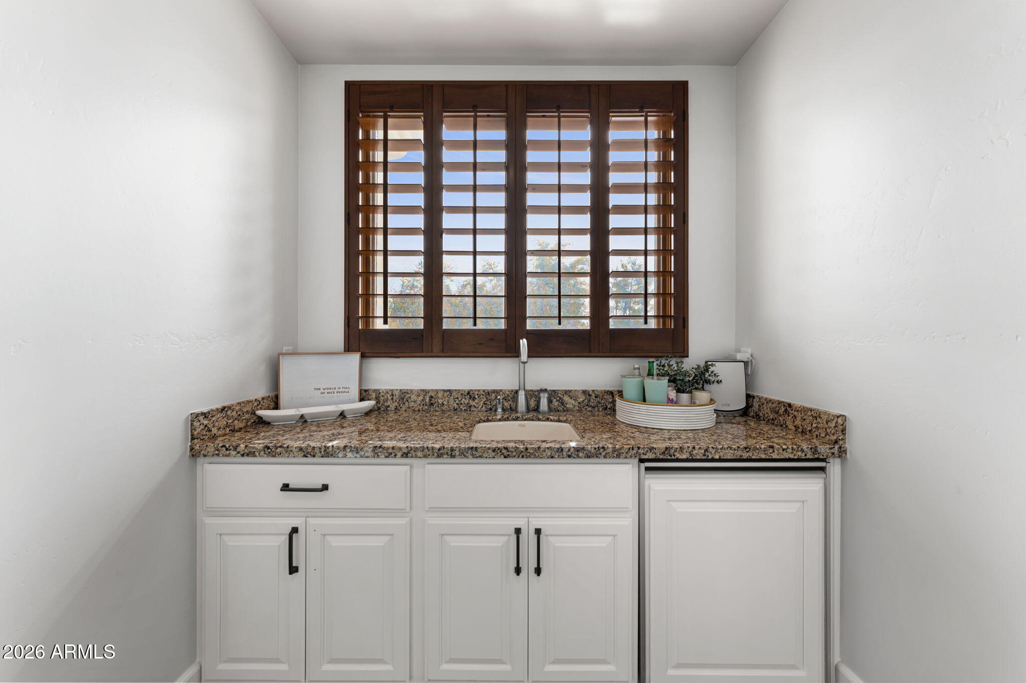 2527 E BEECHNUT Court