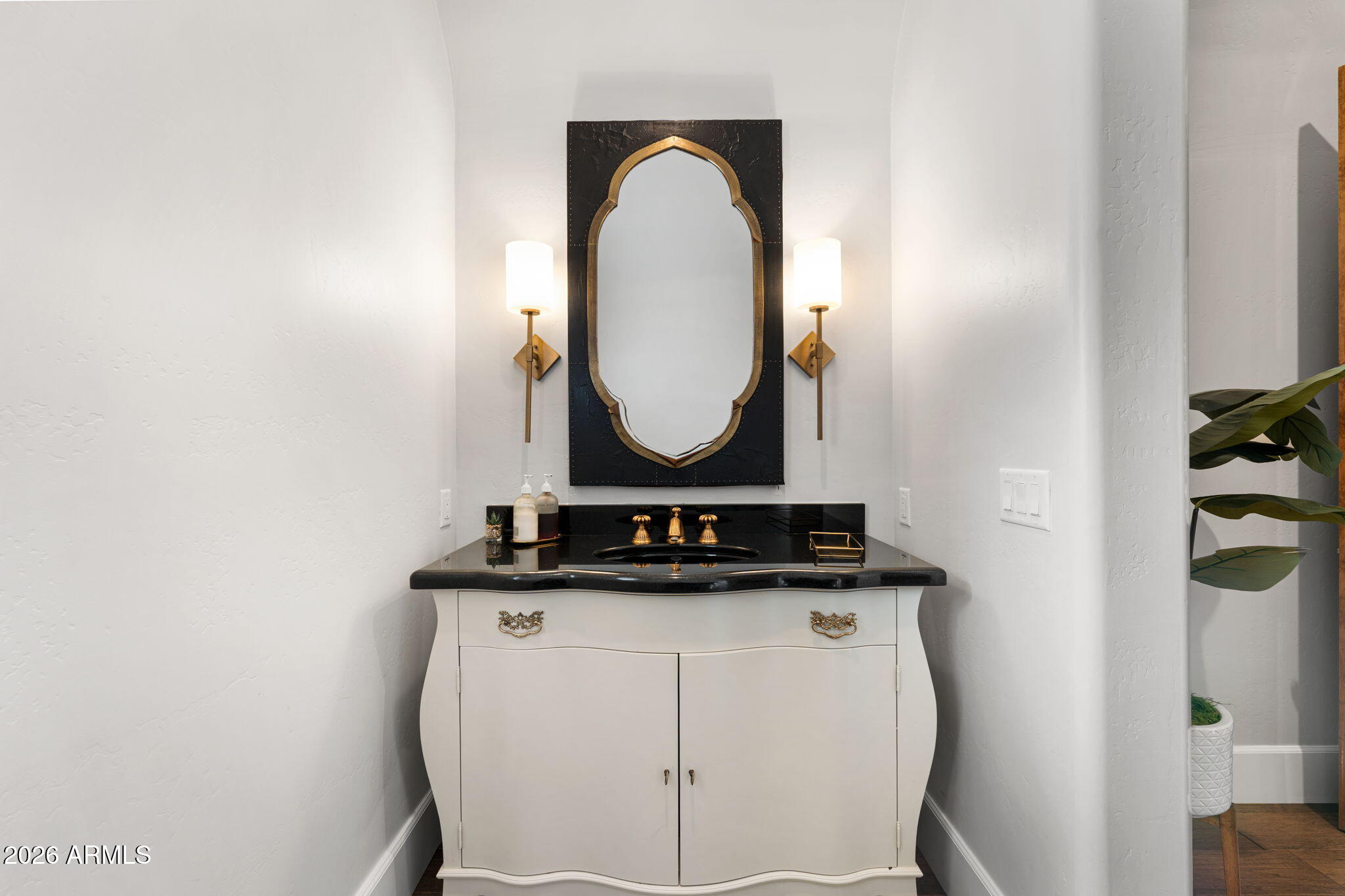 2527 E BEECHNUT Court