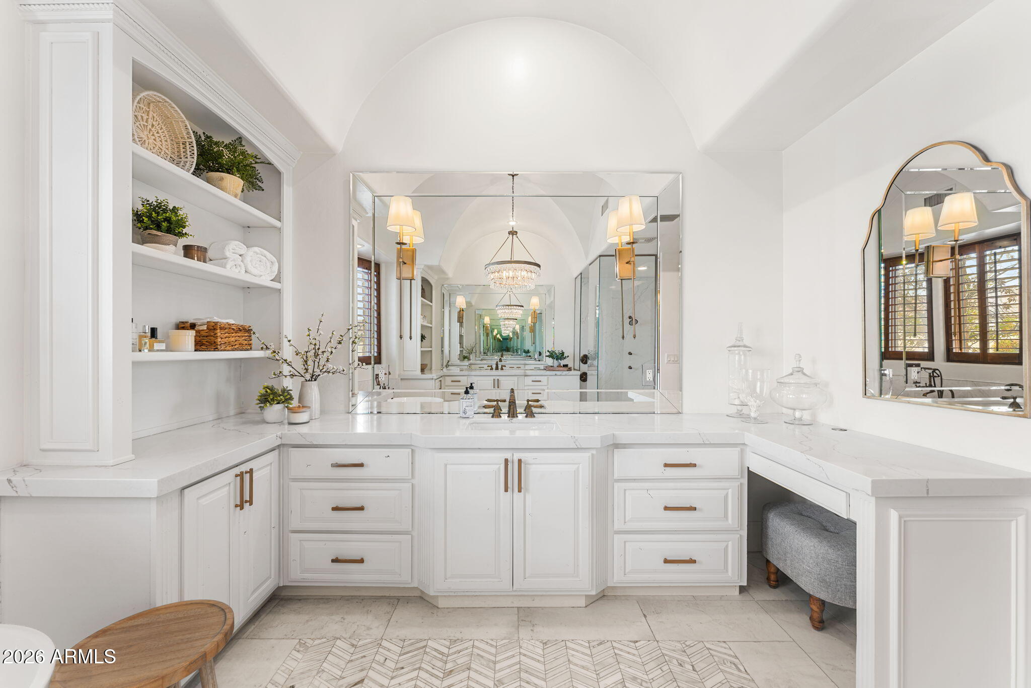 2527 E BEECHNUT Court