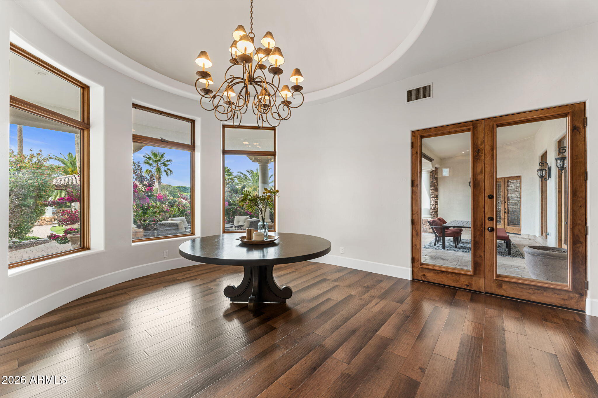 2527 E BEECHNUT Court