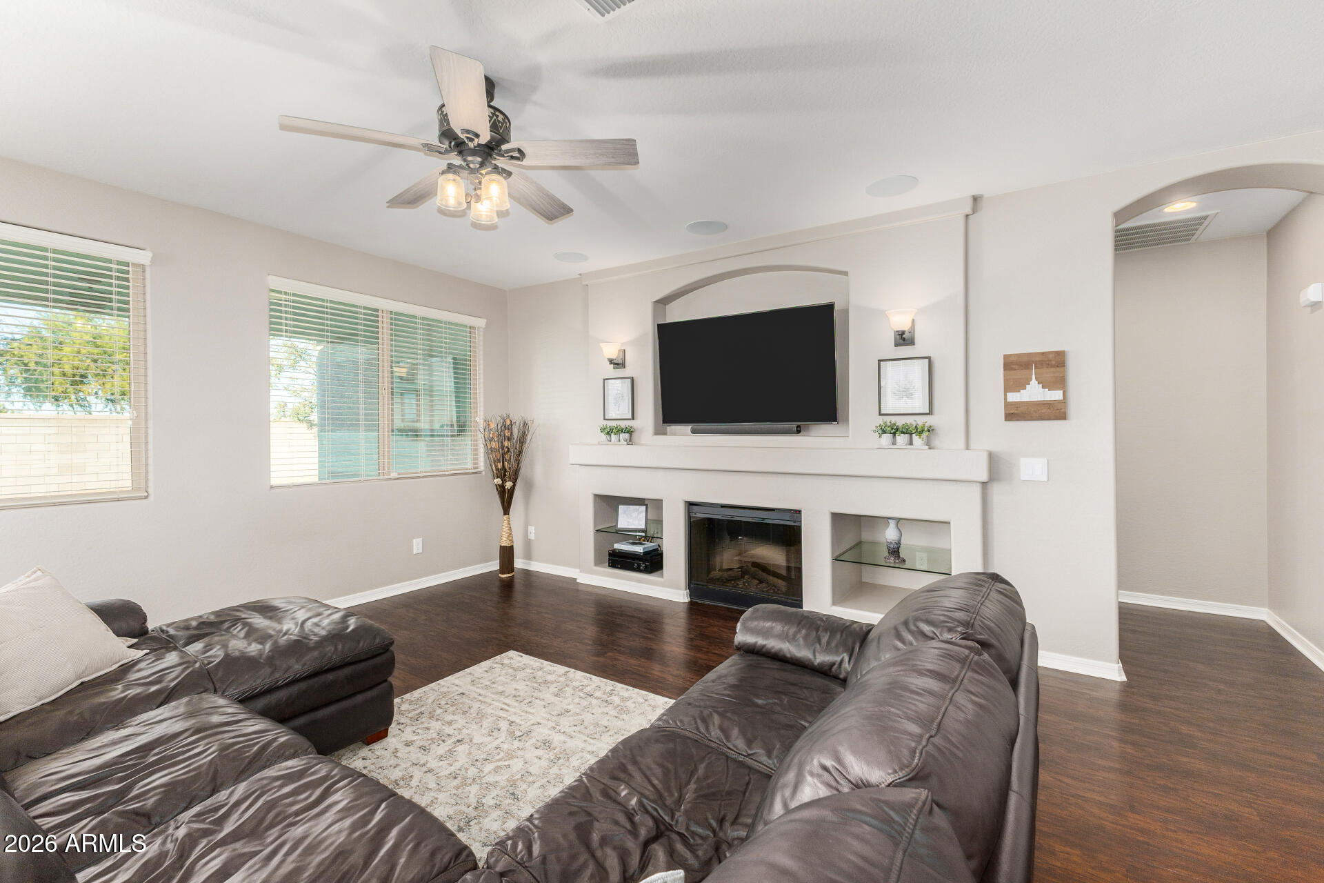 154 W HACKBERRY Avenue