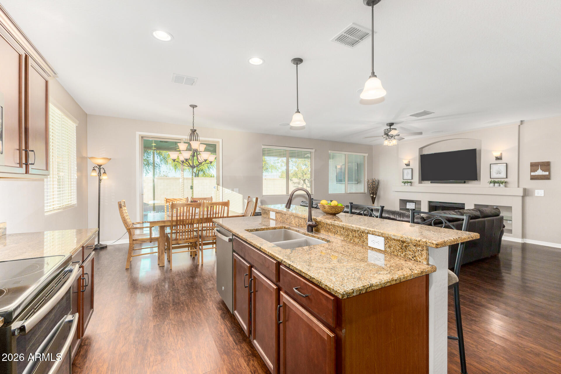 154 W HACKBERRY Avenue