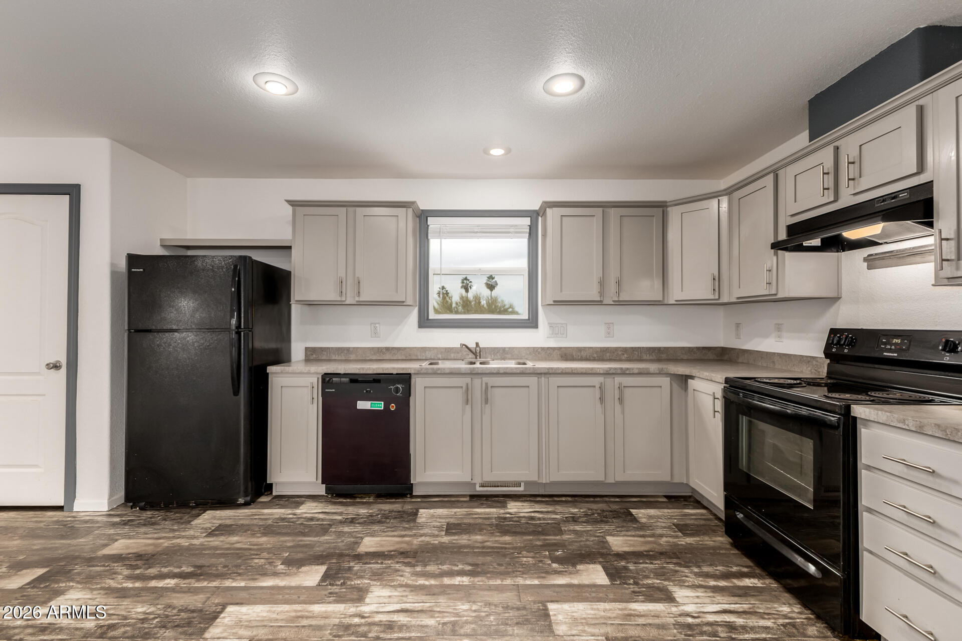 511 W CLAESSENS Drive