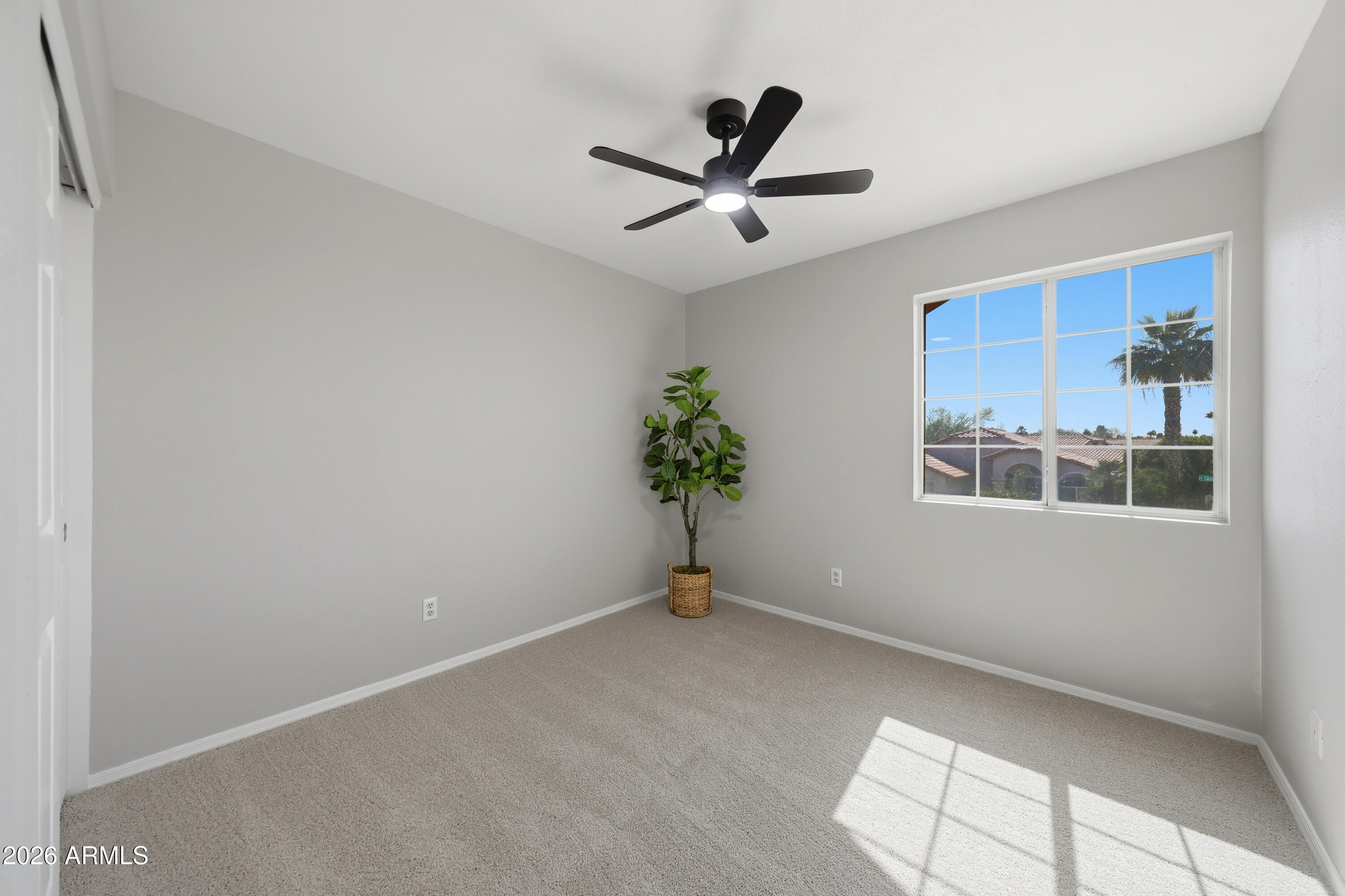 516 W SMOKE TREE Road
