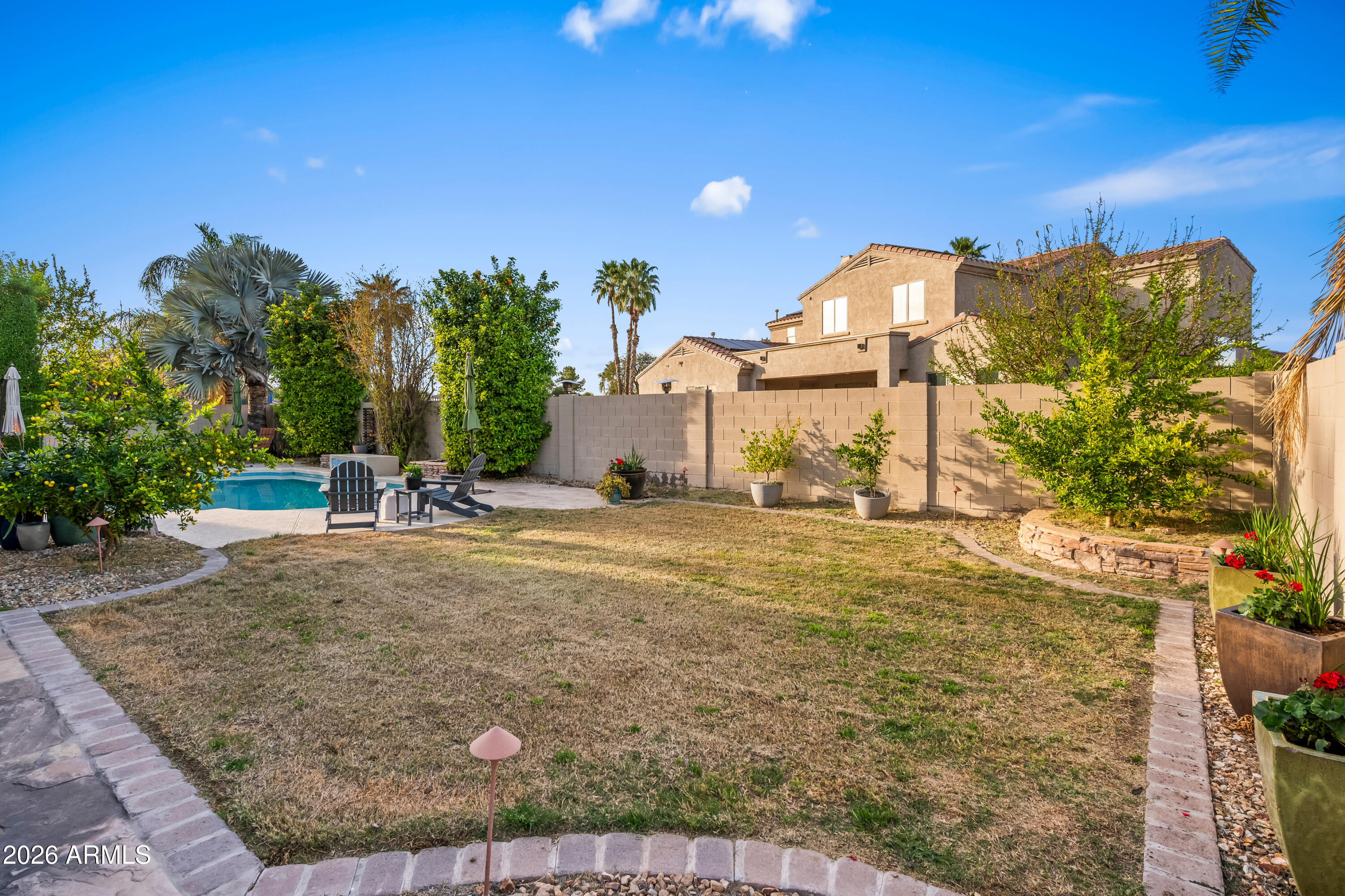 1242 E CANARY Drive