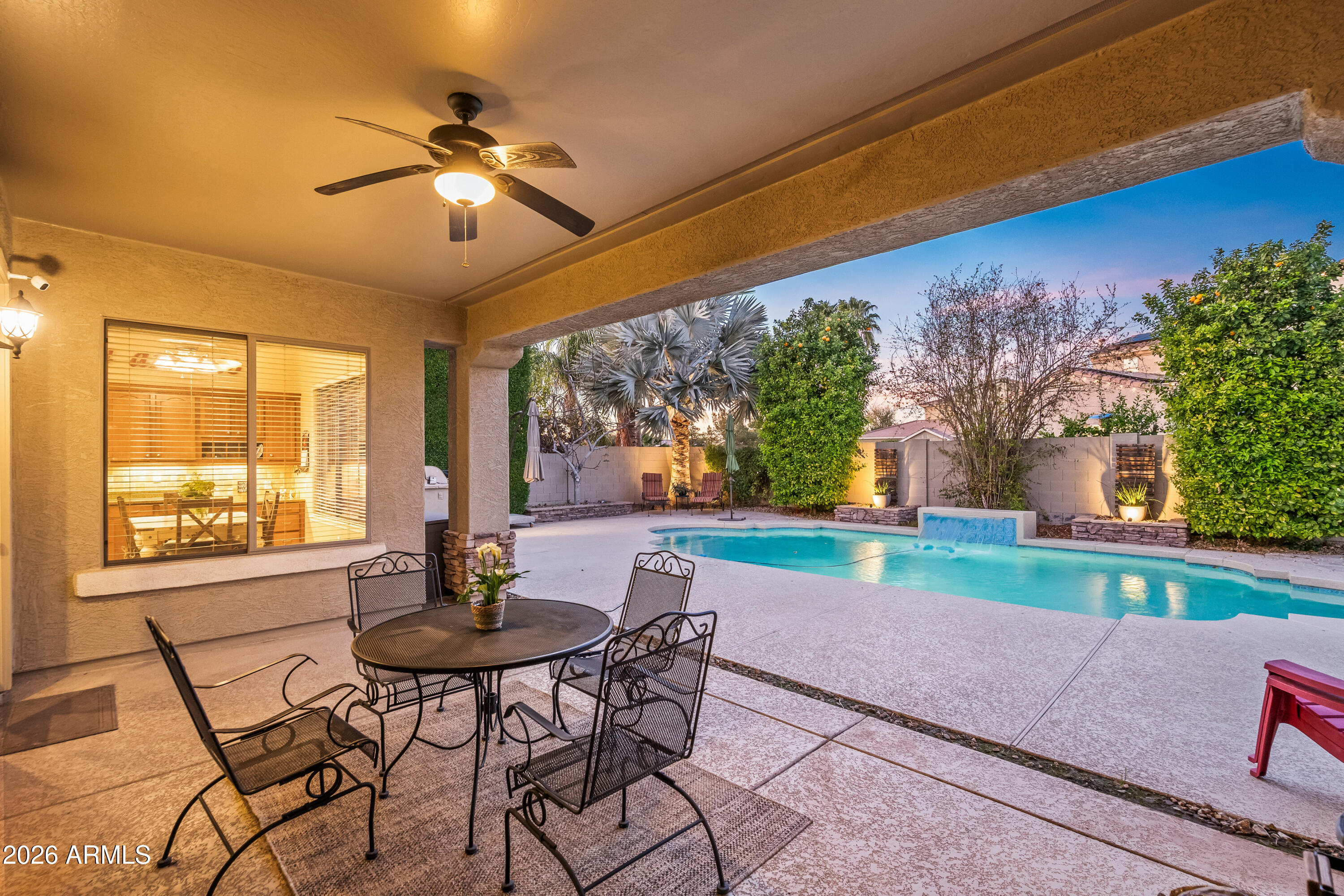 1242 E CANARY Drive