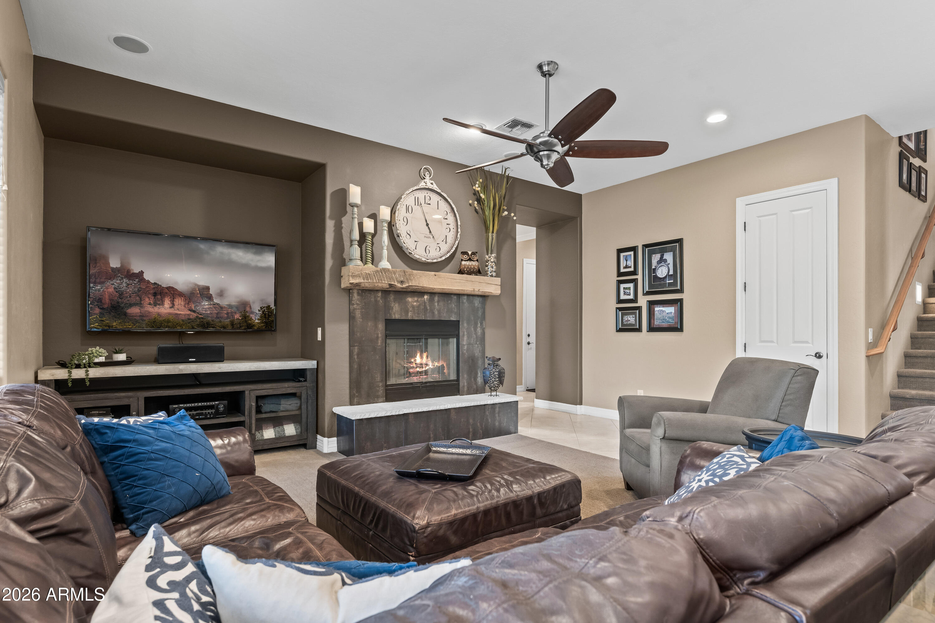 1242 E CANARY Drive