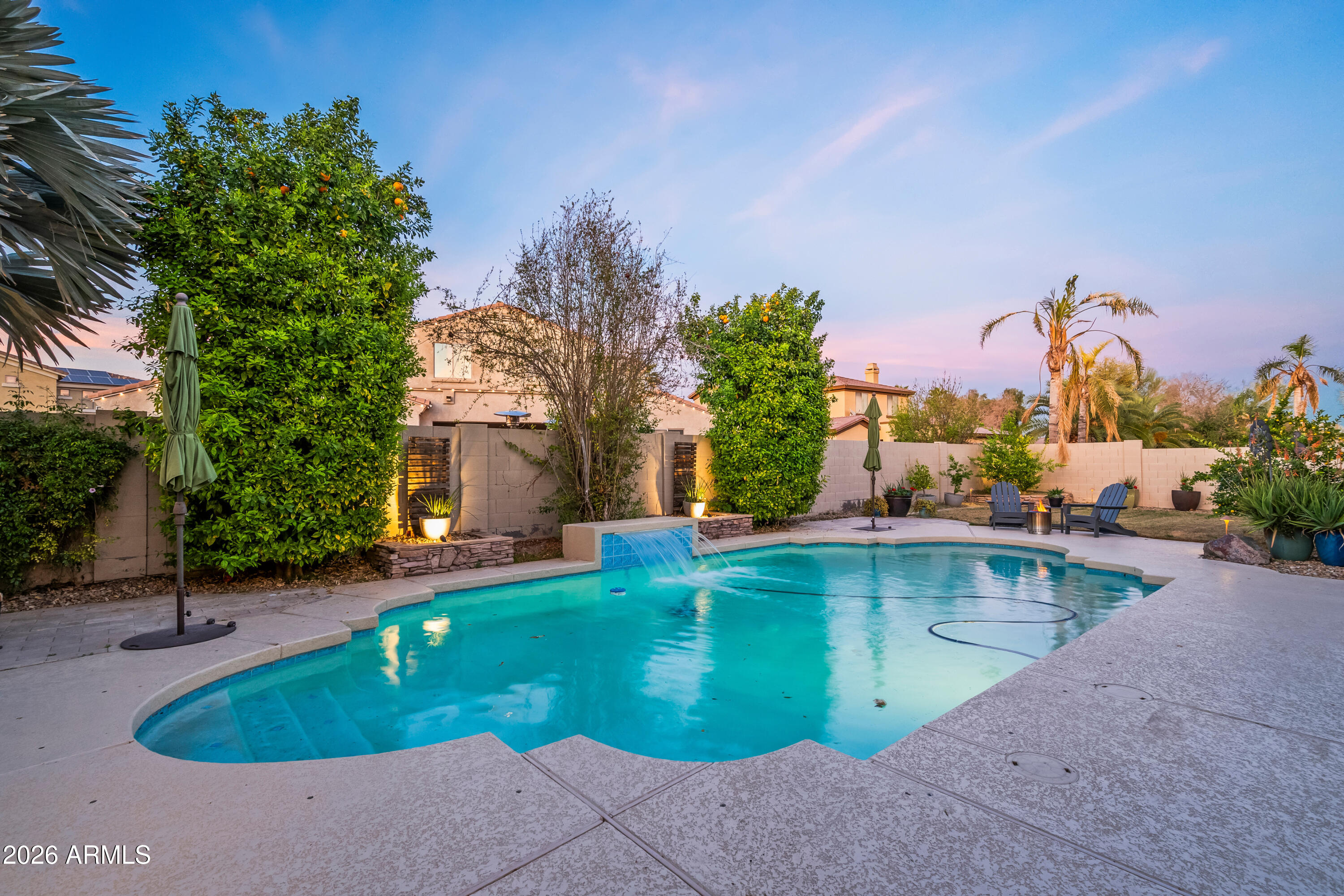 1242 E CANARY Drive