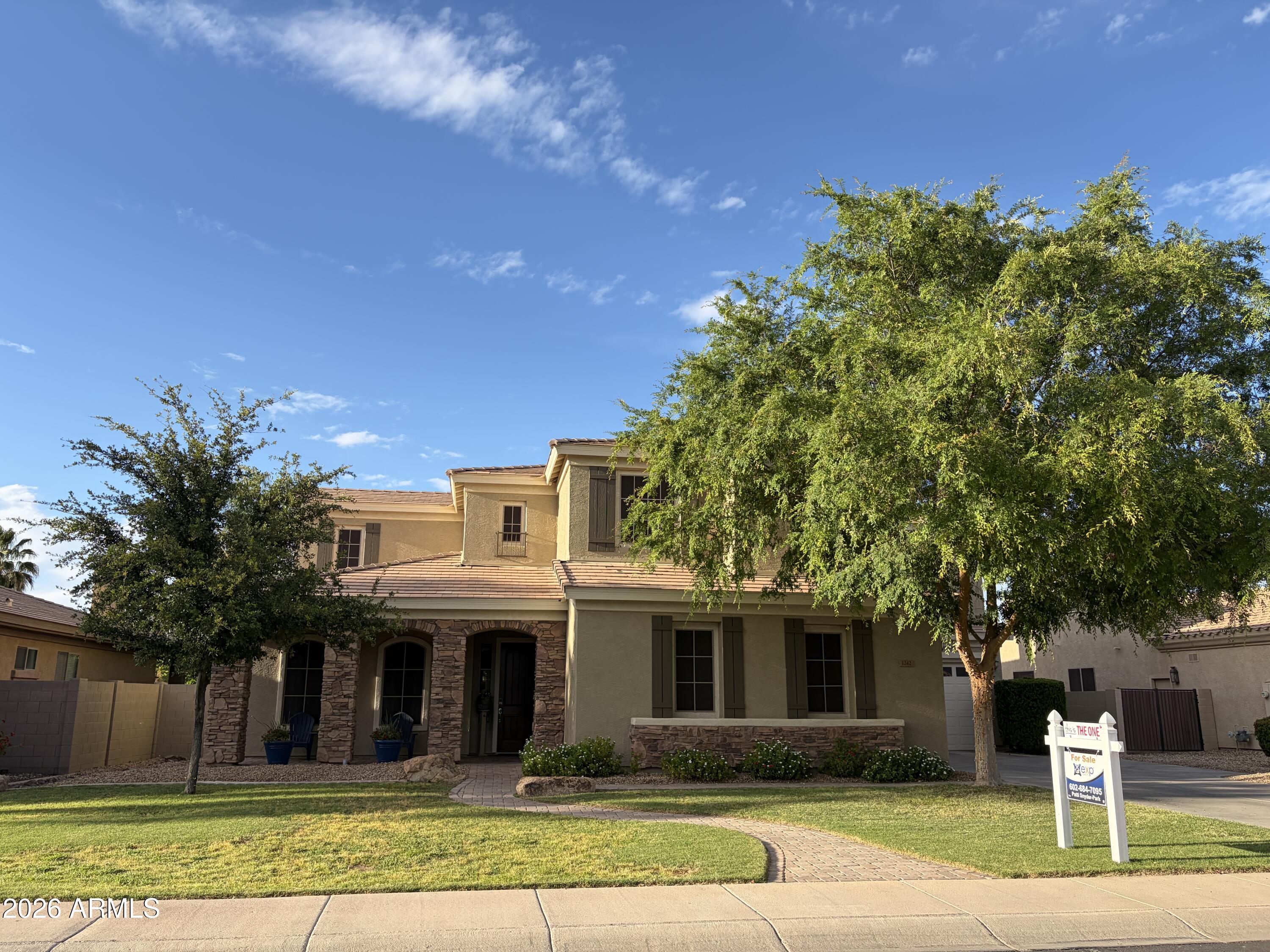 1242 E CANARY Drive
