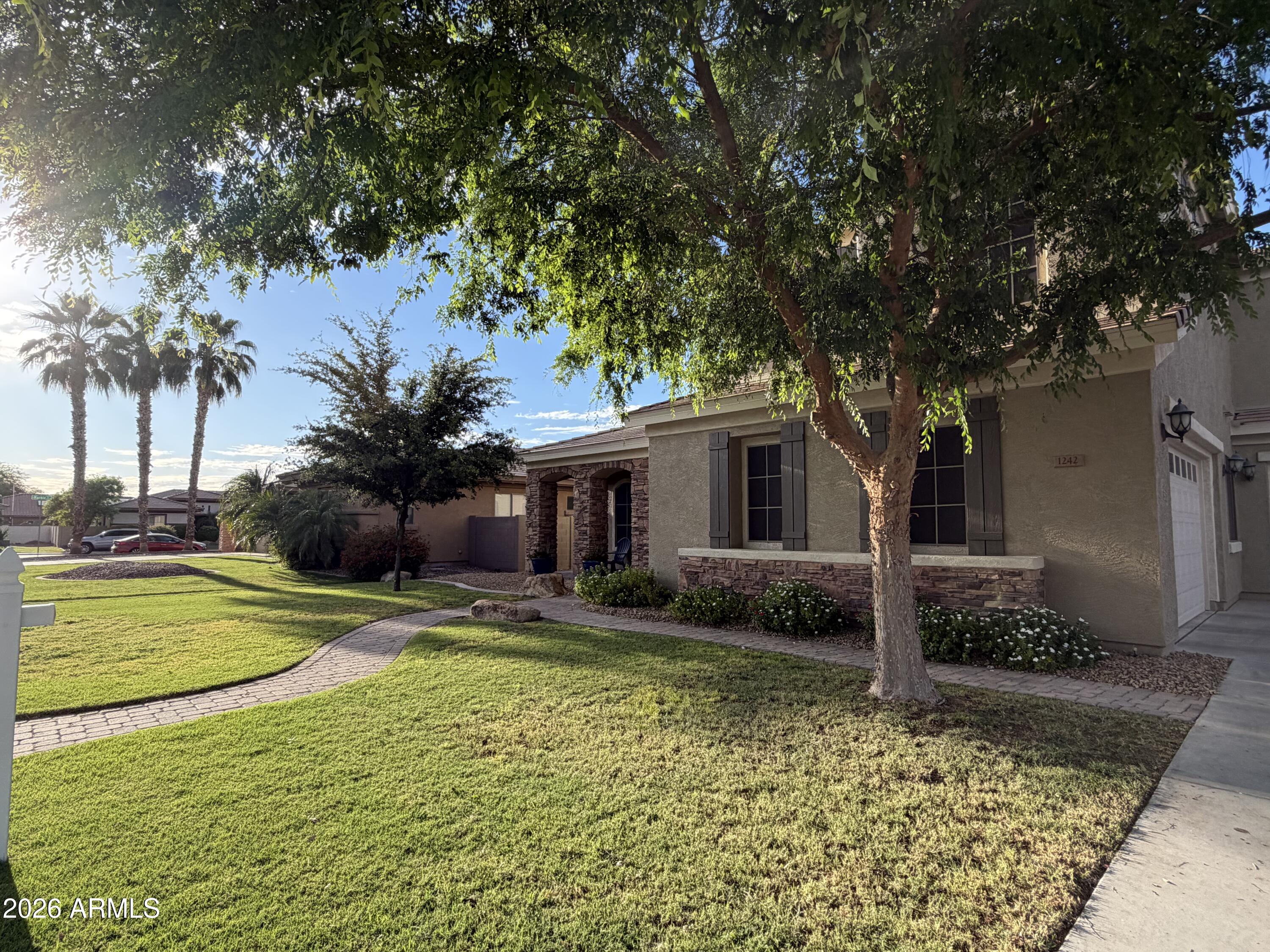 1242 E CANARY Drive