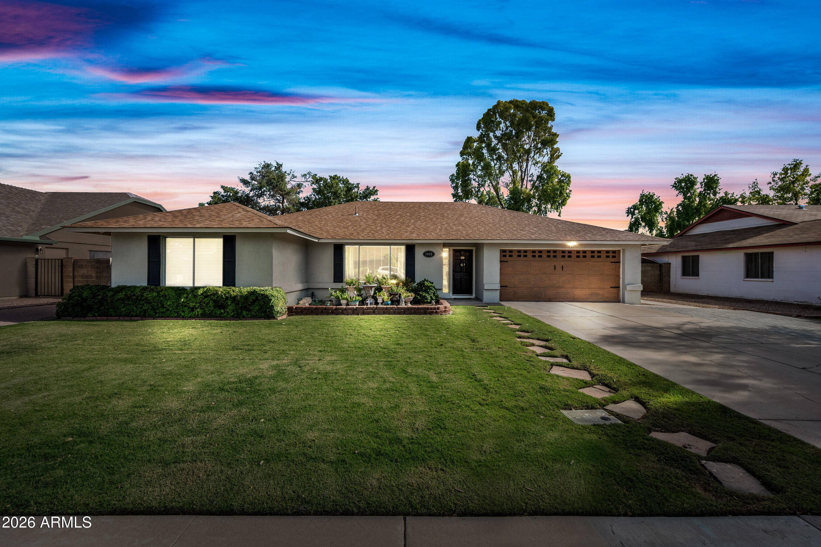 1105 W MESETO Avenue