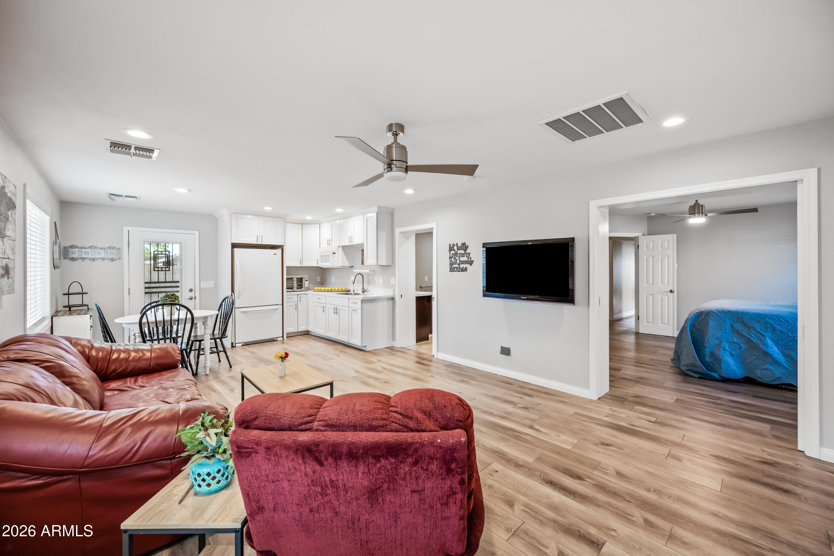 1105 W MESETO Avenue