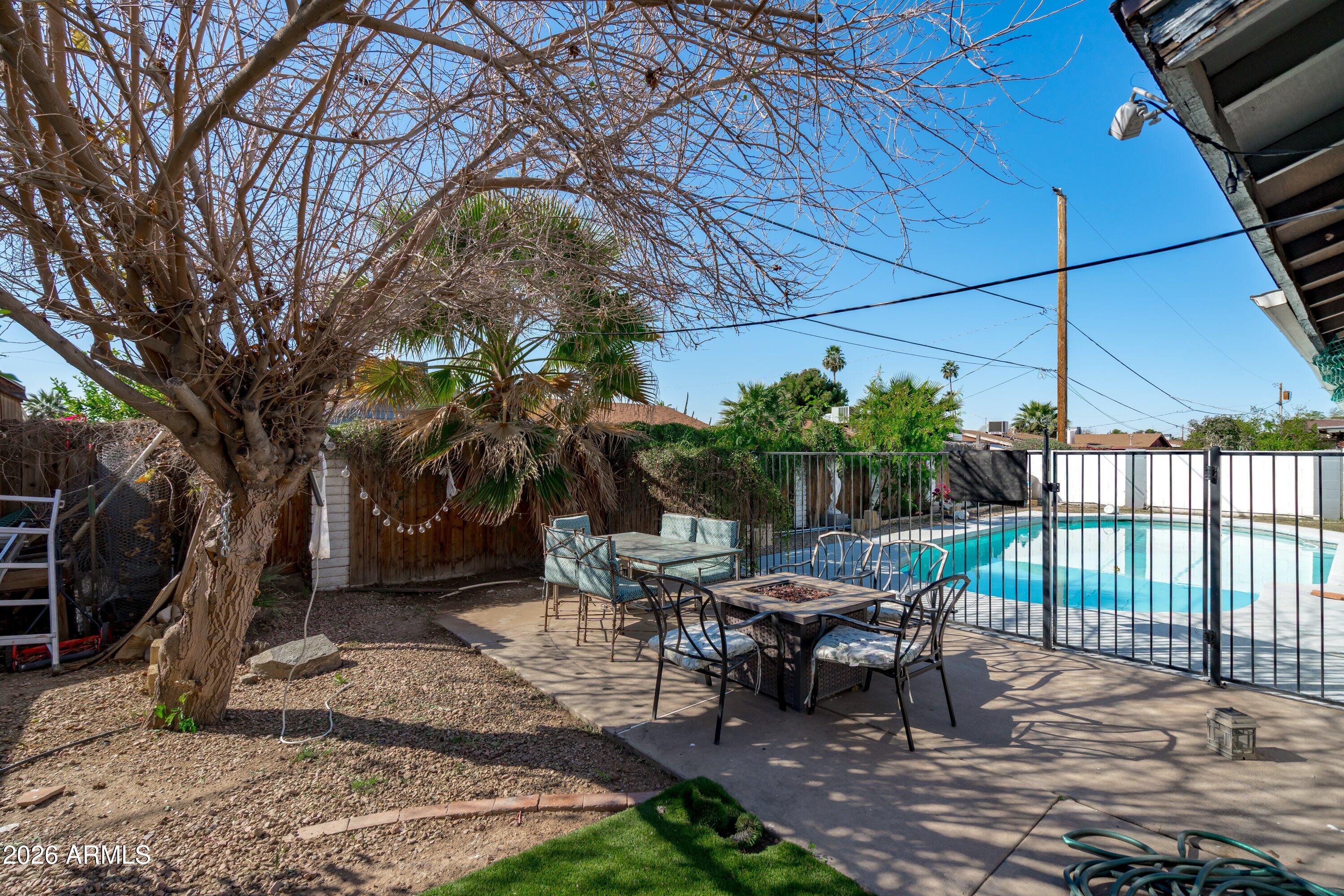 2143 W EUGIE Avenue