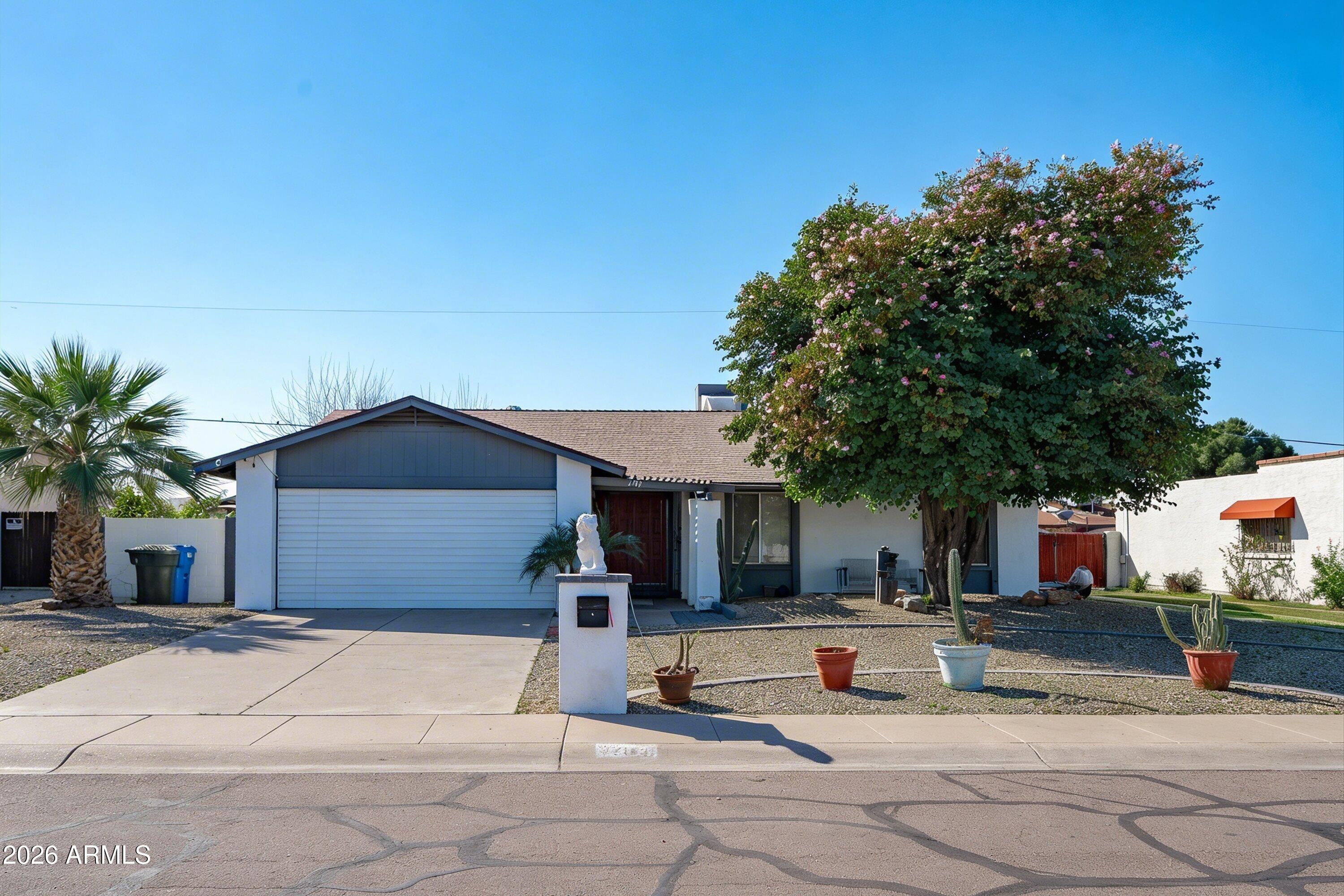 2143 W EUGIE Avenue