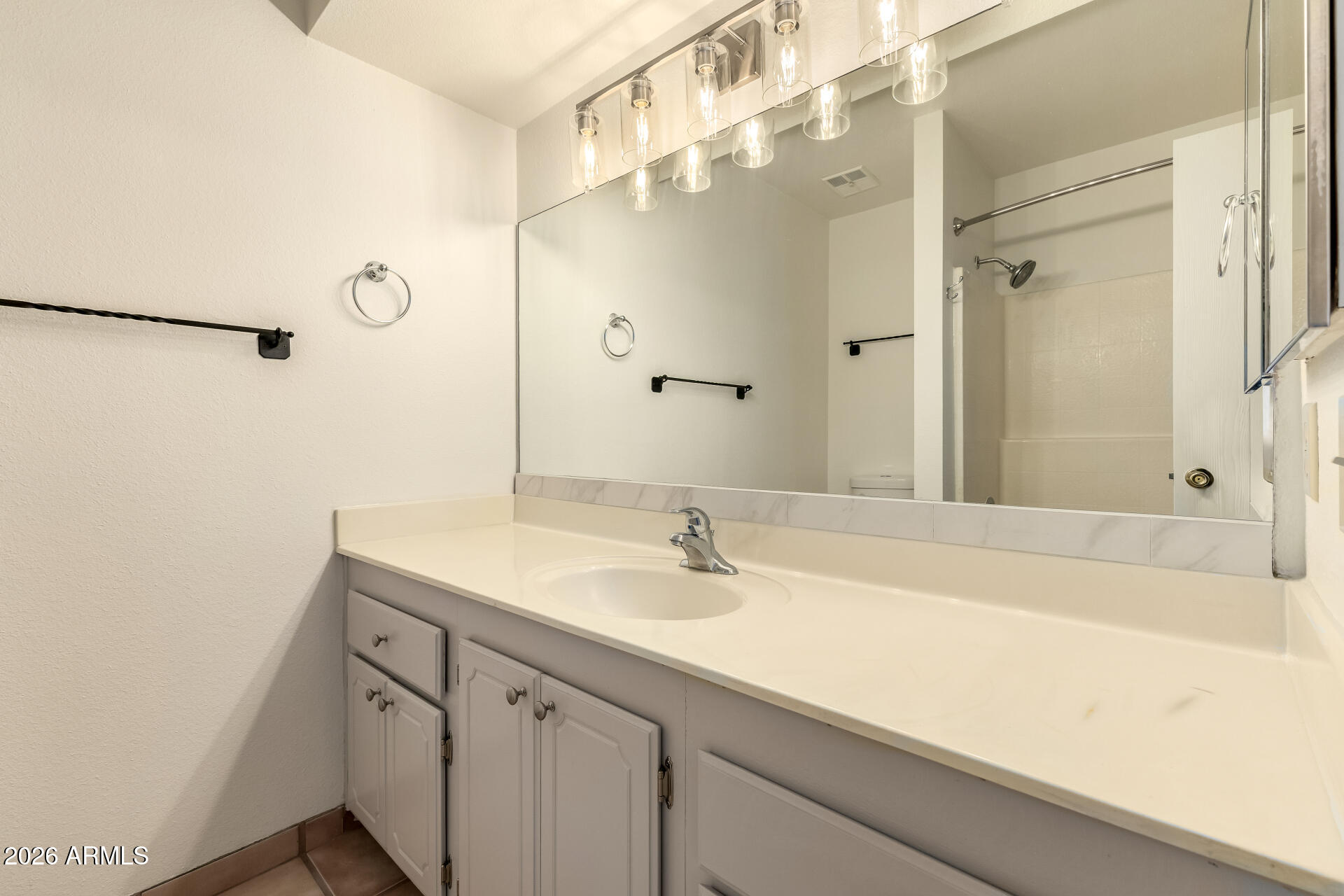 611 W 13TH Street
