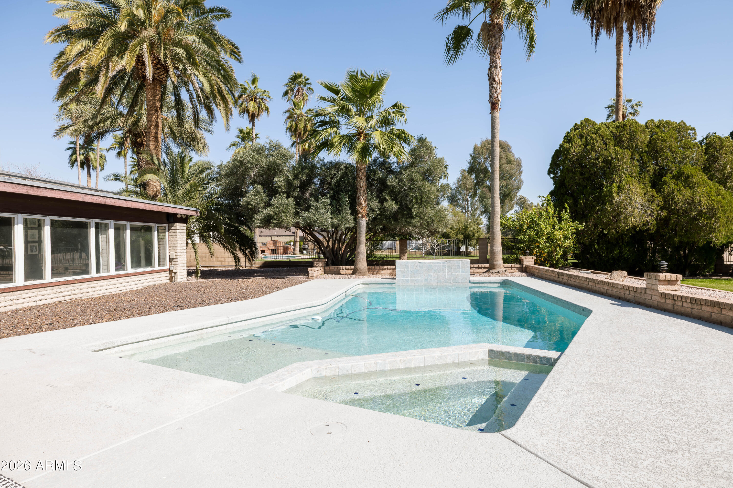 813 W GLENEAGLES Drive