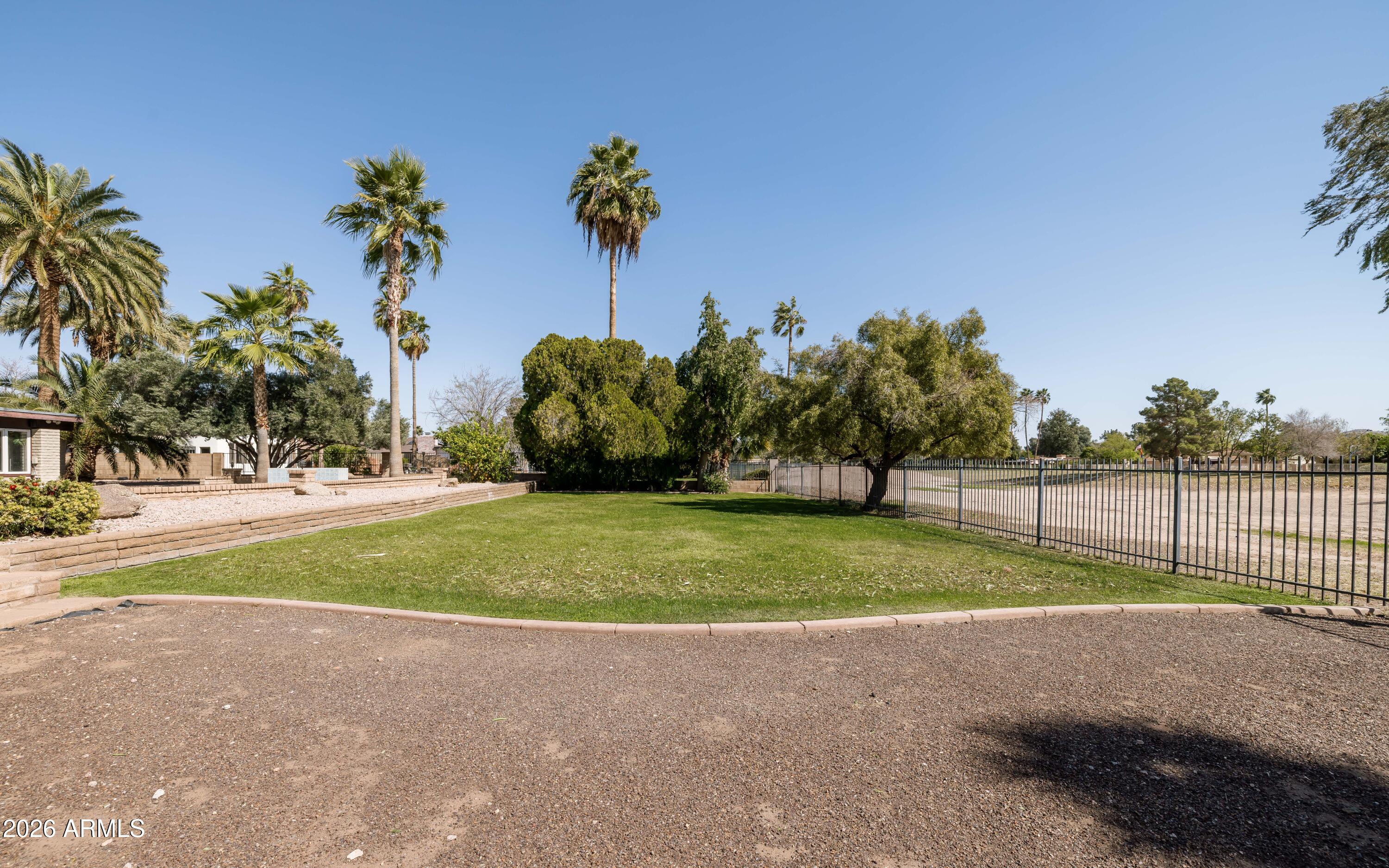 813 W GLENEAGLES Drive