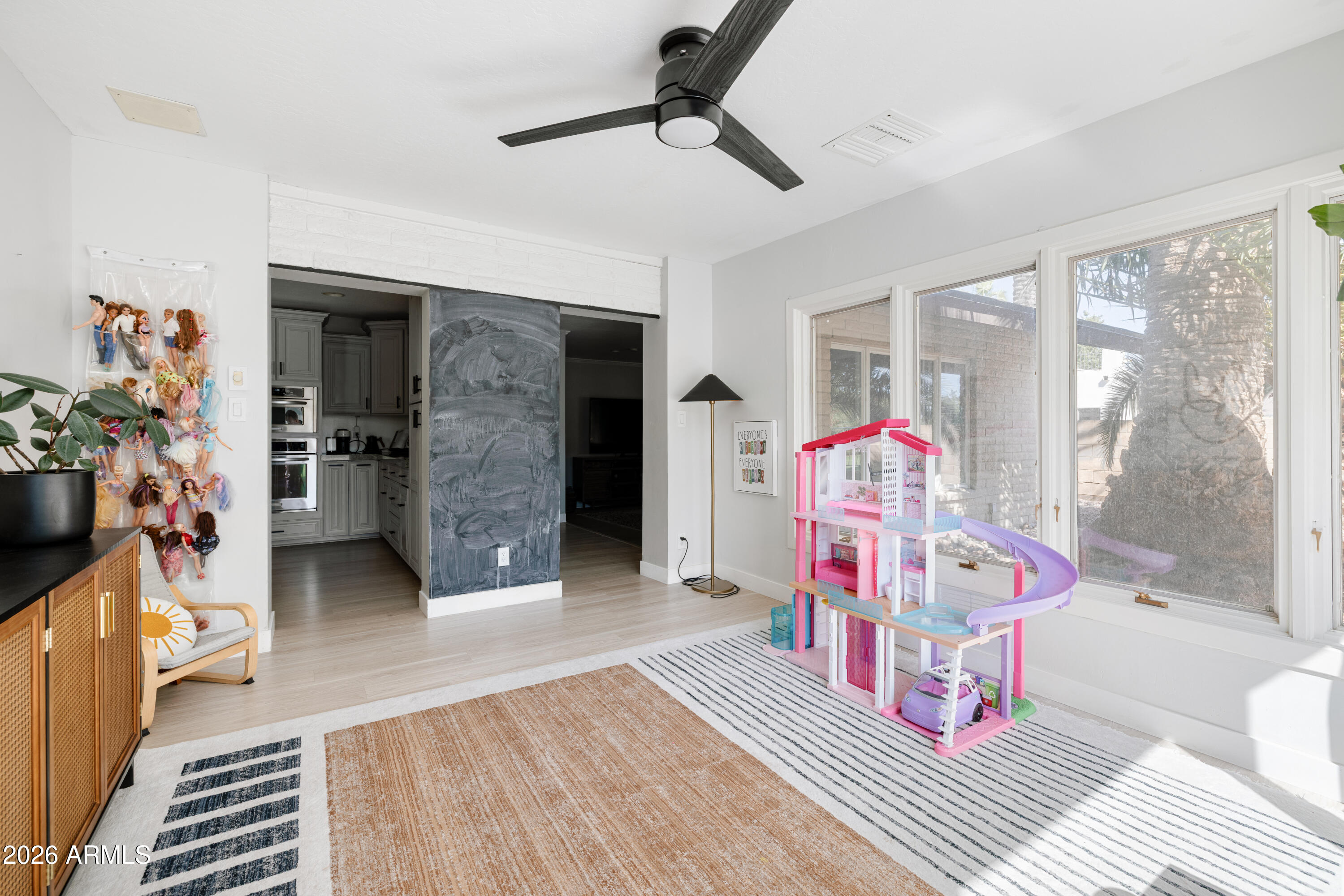 813 W GLENEAGLES Drive
