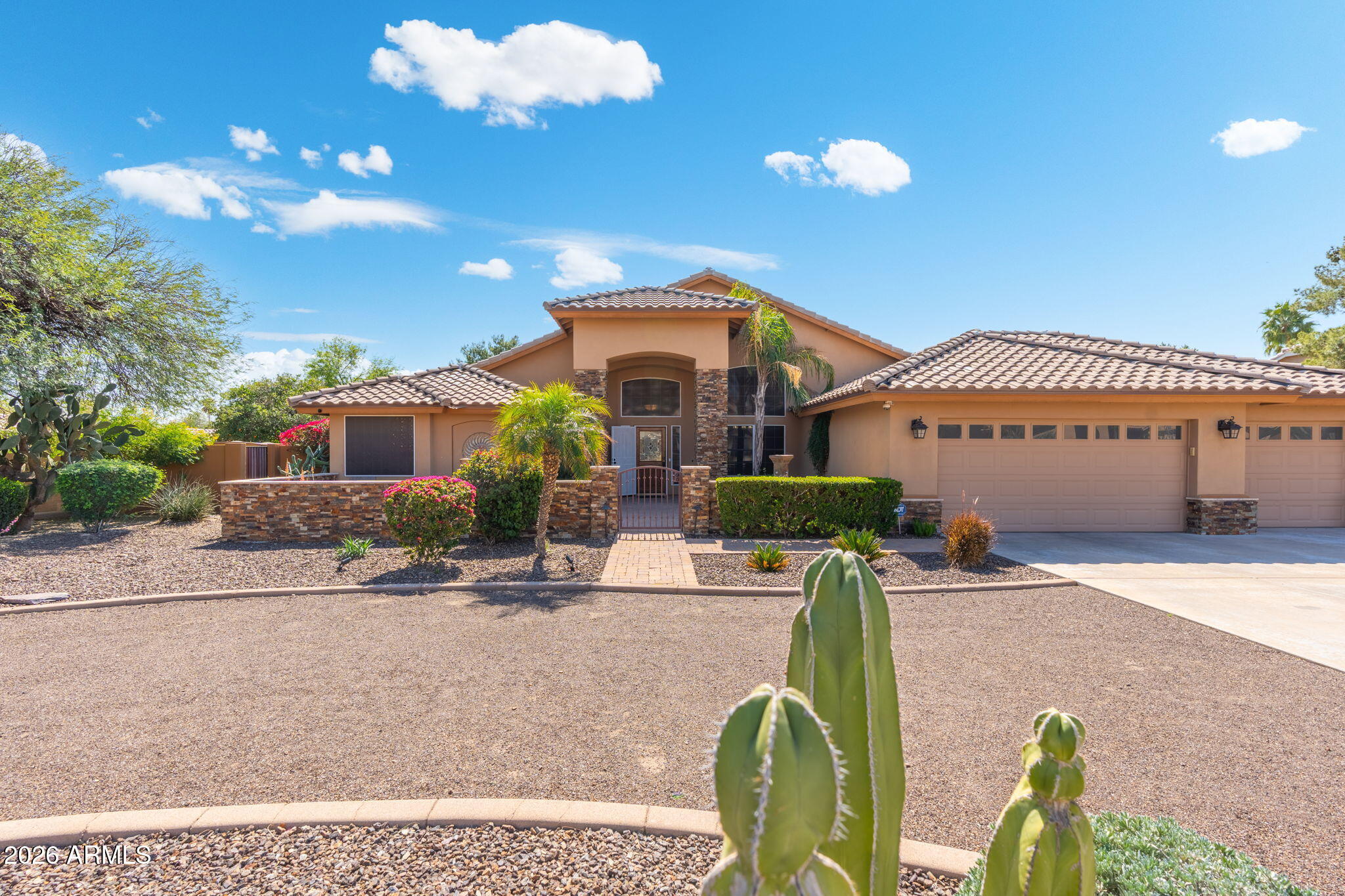 4613 W DESERT HOLLOW Drive