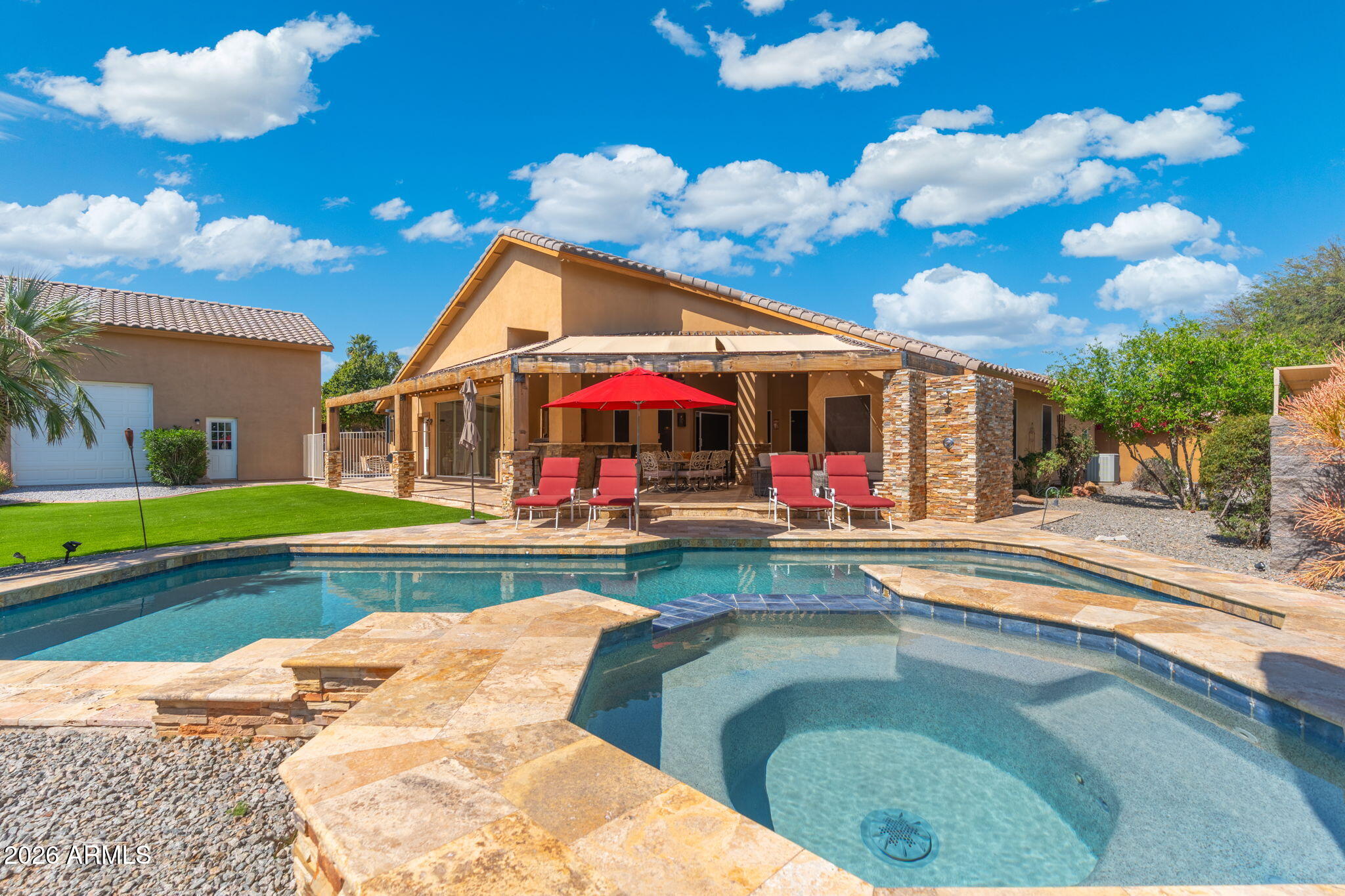 4613 W DESERT HOLLOW Drive