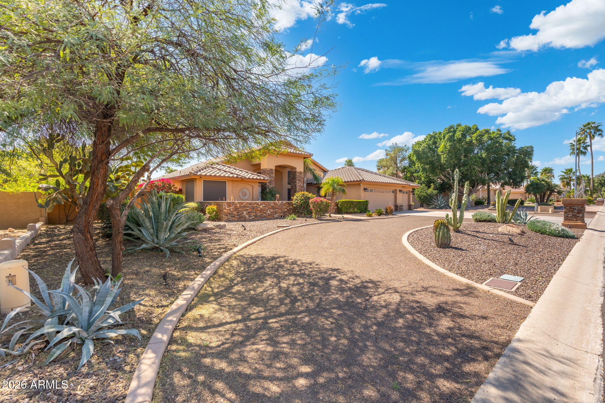 4613 W DESERT HOLLOW Drive