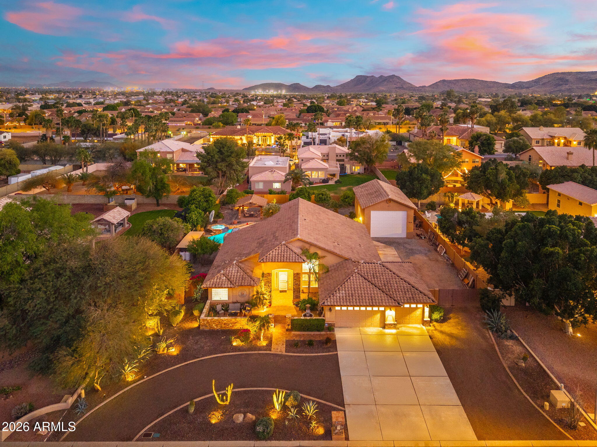 4613 W DESERT HOLLOW Drive