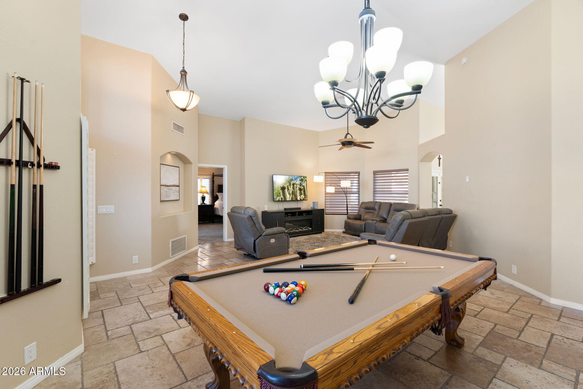 4613 W DESERT HOLLOW Drive