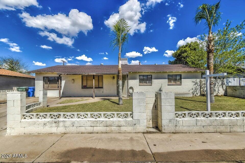 4832 W EARLL Drive