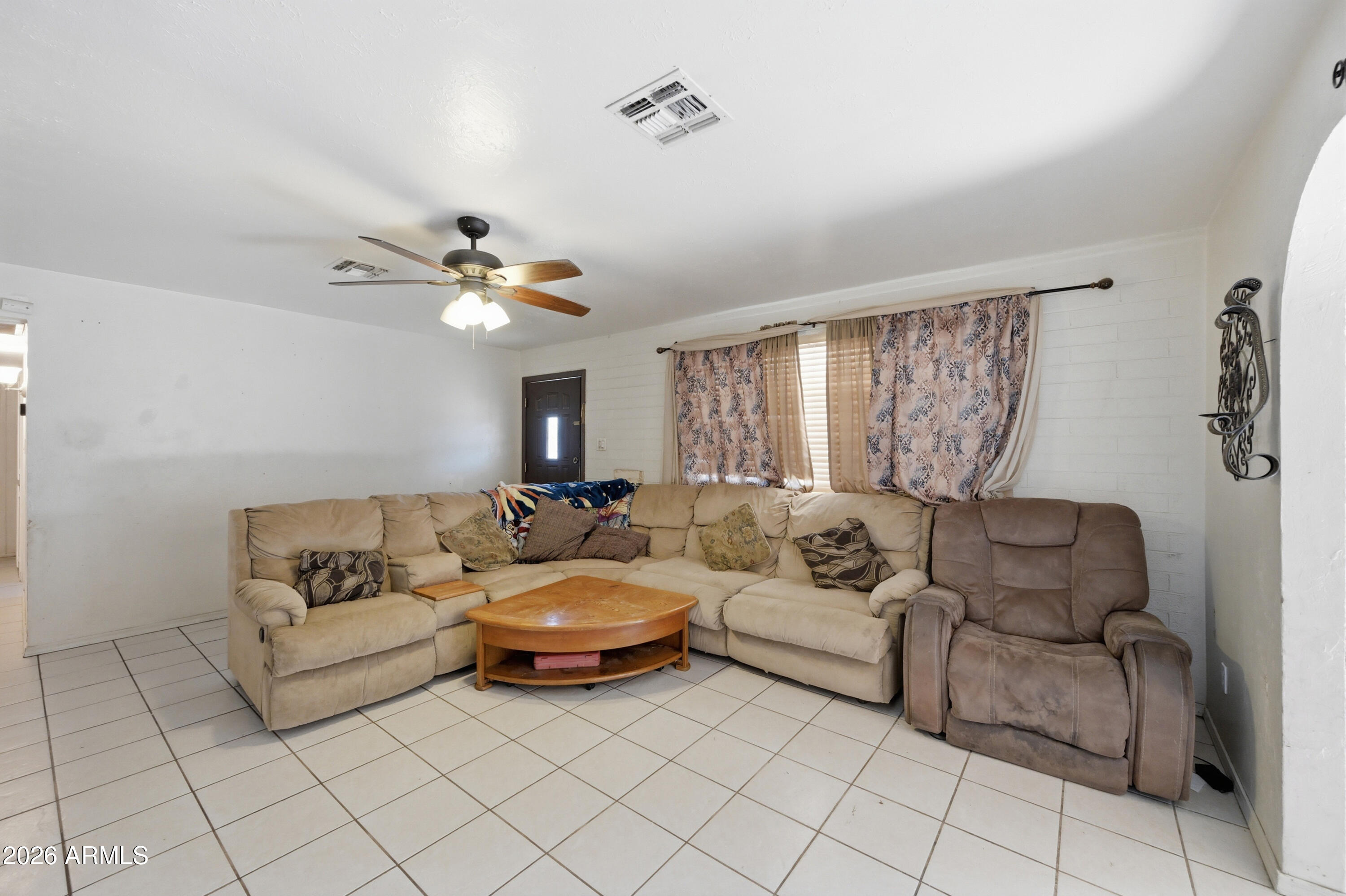 4832 W EARLL Drive