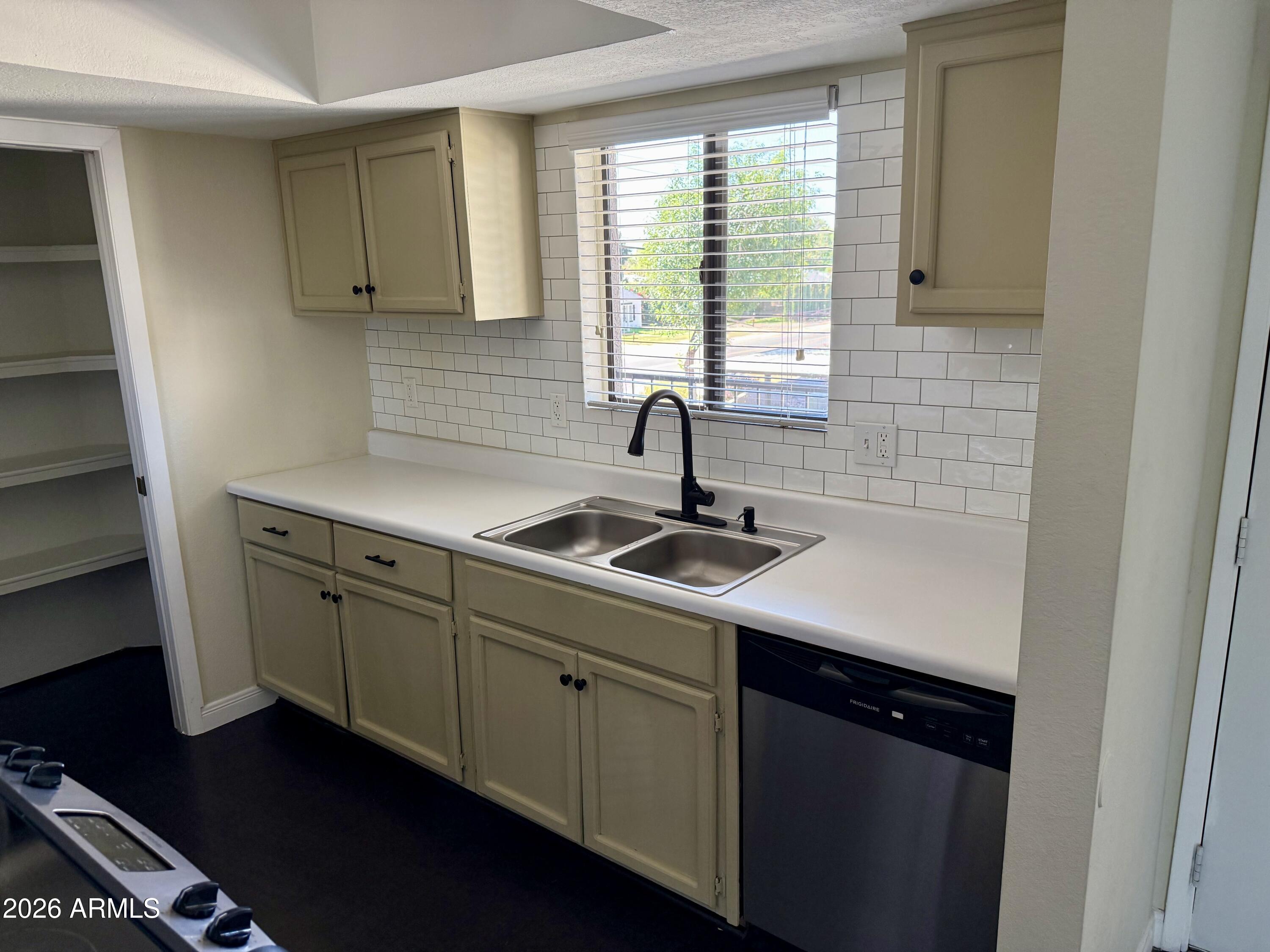 1352 E HIGHLAND Avenue 202