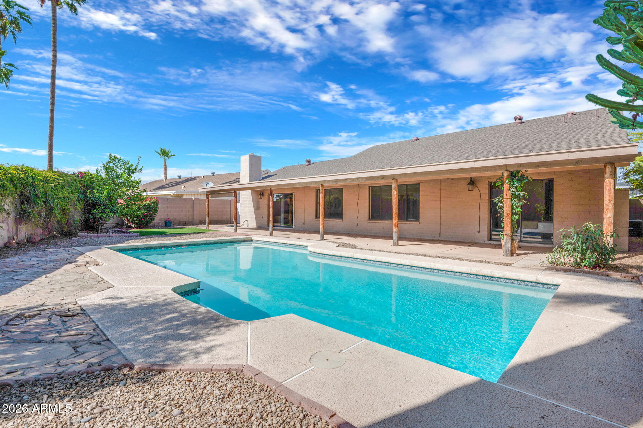 611 W STRAFORD Drive