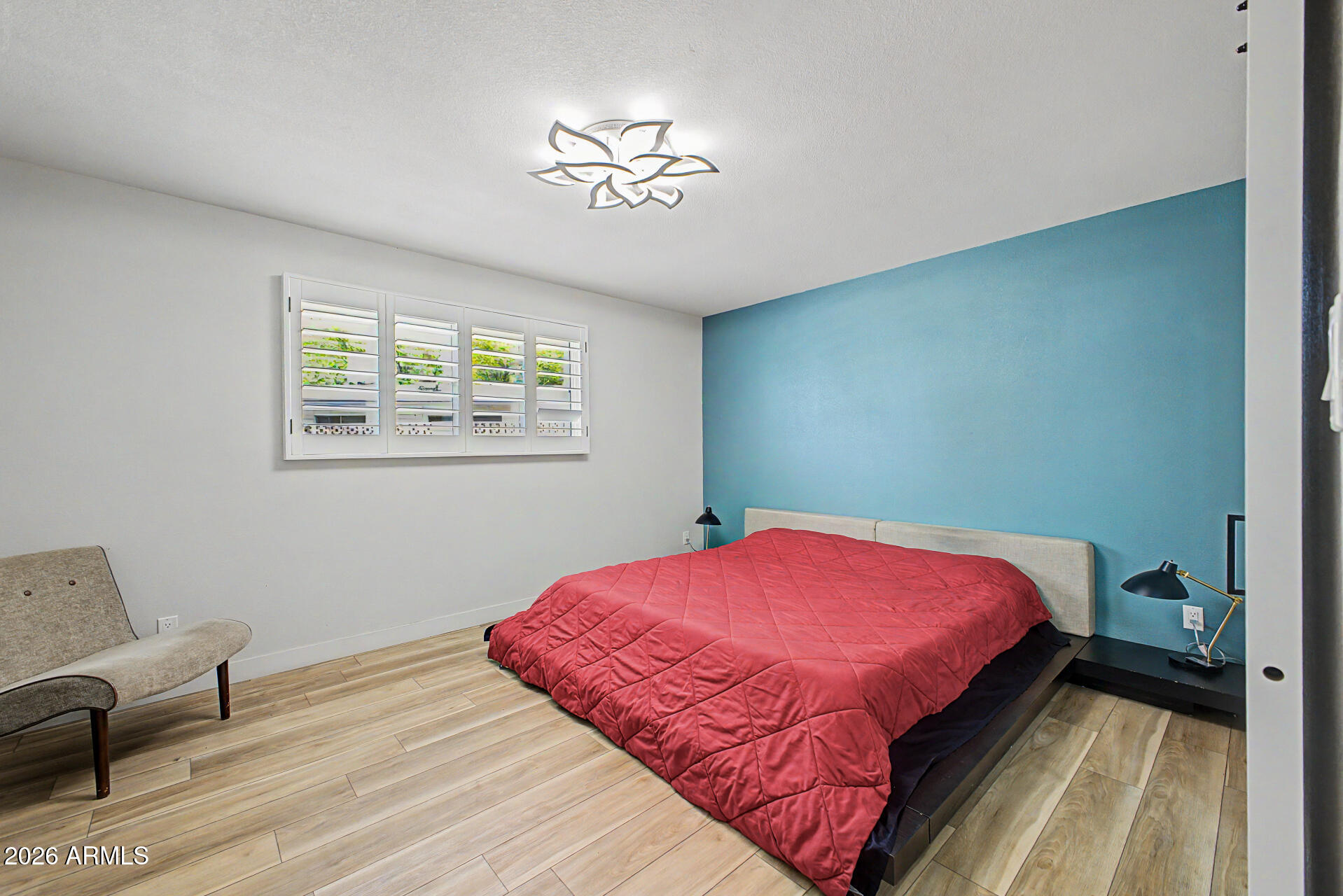 1501 W DUNLAP Avenue