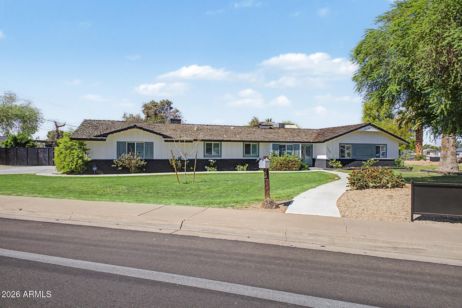 1501 W DUNLAP Avenue