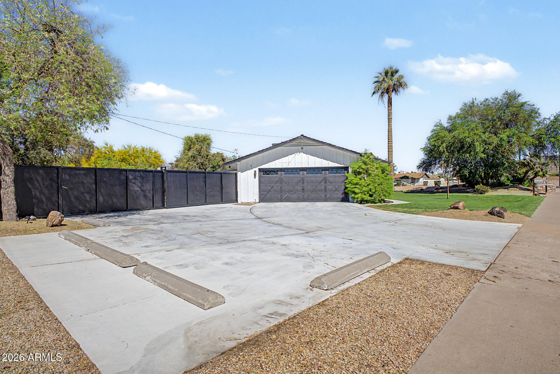 1501 W DUNLAP Avenue